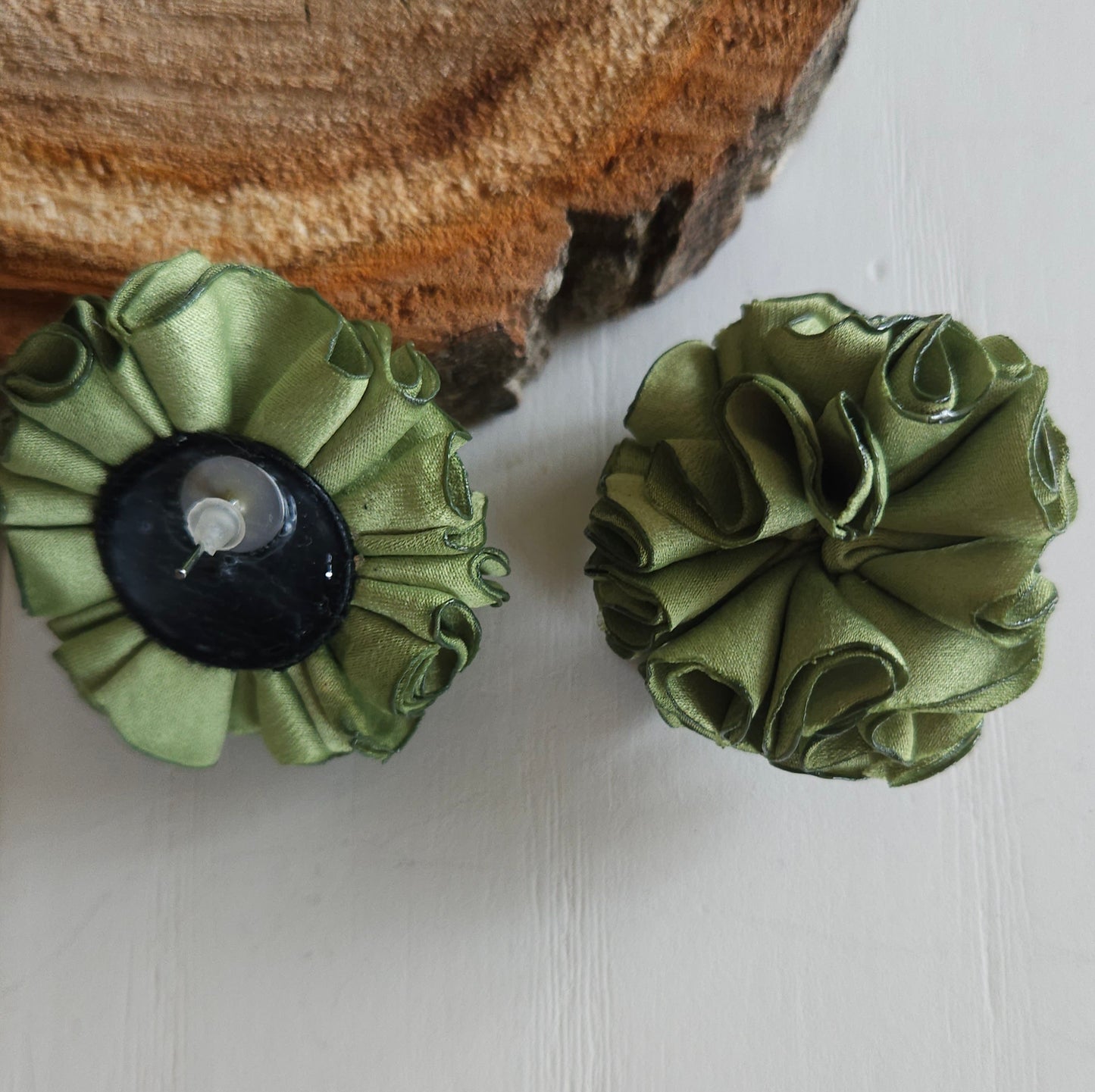 Boucles d'oreilles en tissu upcyclé en forme de fleur. Tissus suédine couleur verte - création unique et artisanale de Haute-Loire.