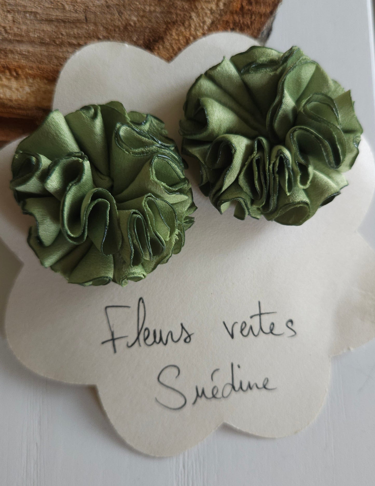 Boucles d'oreilles Fleurs en tissu upcyclé de suédine. Couleur verte. fermeture "clou". Fleur de tissu upcyclé. artisanat de Haute-Loire. 