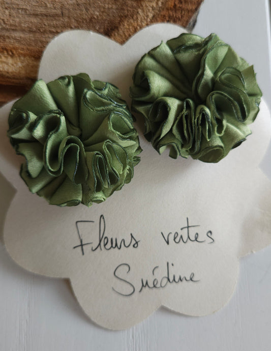 Boucles d'oreilles Fleurs en tissu upcyclé de suédine. Couleur verte. fermeture "clou". Fleur de tissu upcyclé. artisanat de Haute-Loire. 