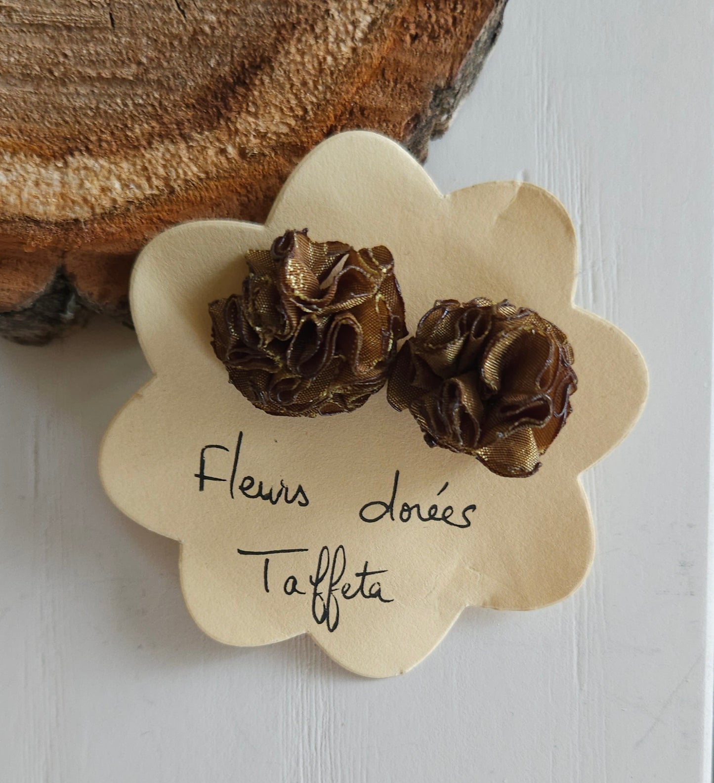 Boucles d'oreilles en tissu upcyclé modèle Fleurs - tissu de taffeta - artisanat éthique et éco-responsable de Haute-Loire- création unique et originale