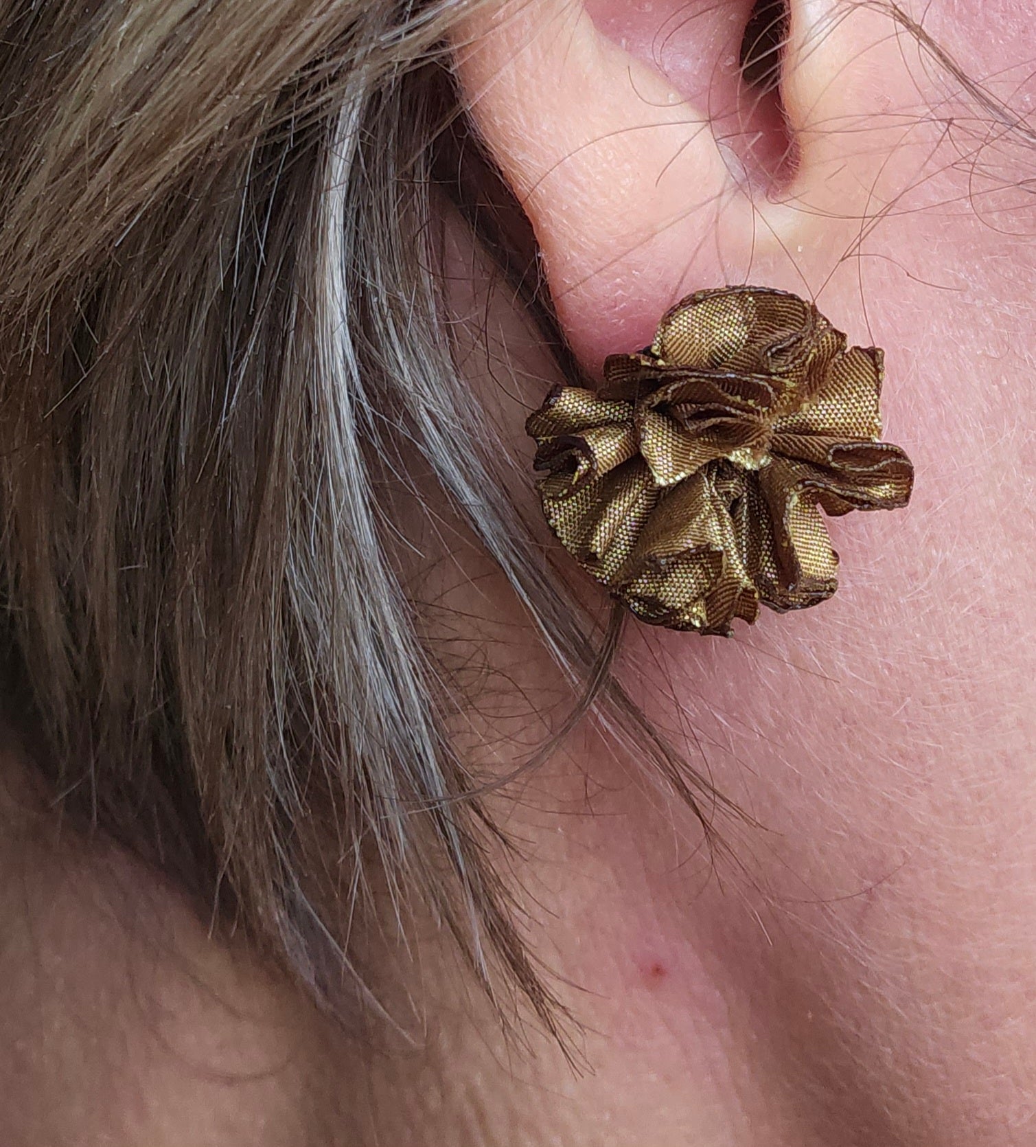 Boucles d'oreilles en tissu upcyclé modèle Fleurs - tissu de taffeta - artisanat éthique et éco-responsable de Haute-Loire- création unique et originale