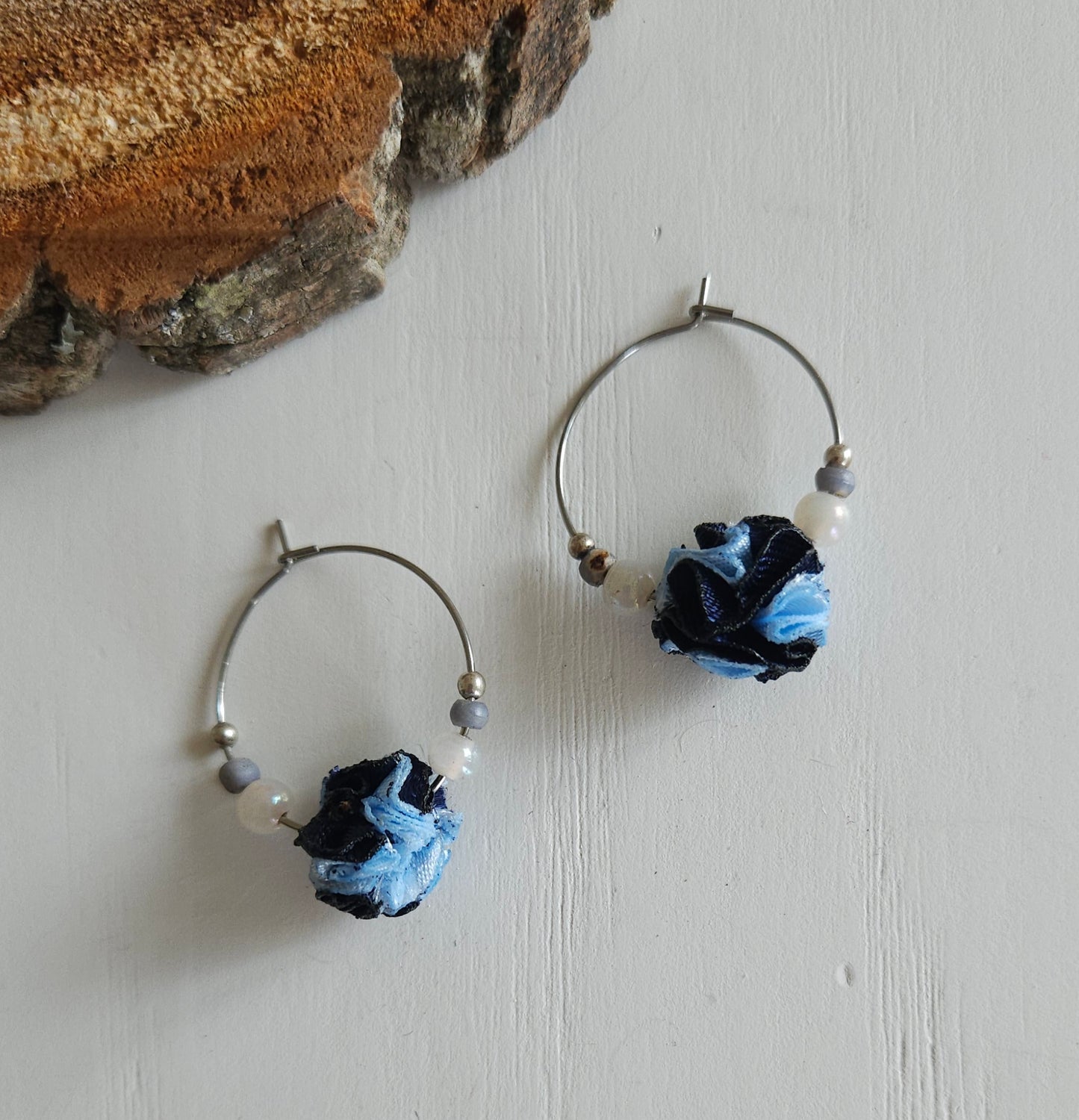 Boucles d'oreilles créoles Fleurs en tissu upcyclé - et perles. créations artisanales originales et uniques. Haute-Loire