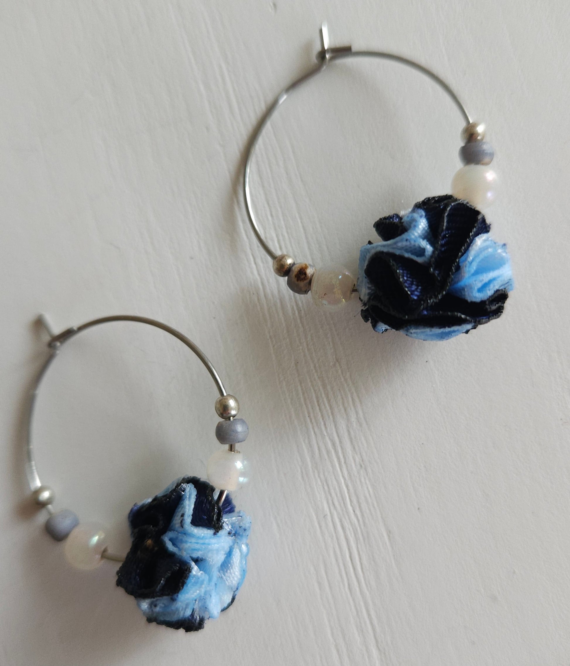 Boucles d'oreilles créoles Fleurs en tissu upcyclé - et perles. créations artisanales originales et uniques. Haute-Loire