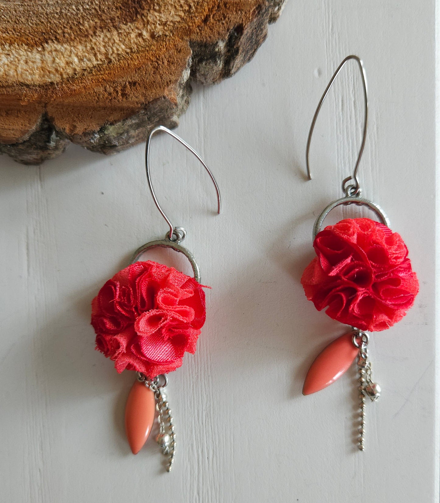 Boucles d'oreilles en tissu upcyclé modèle Fleurs - tissu de taffeta couleur fuschia - artisanat éthique et éco-responsable de Haute-Loire- création unique et originale