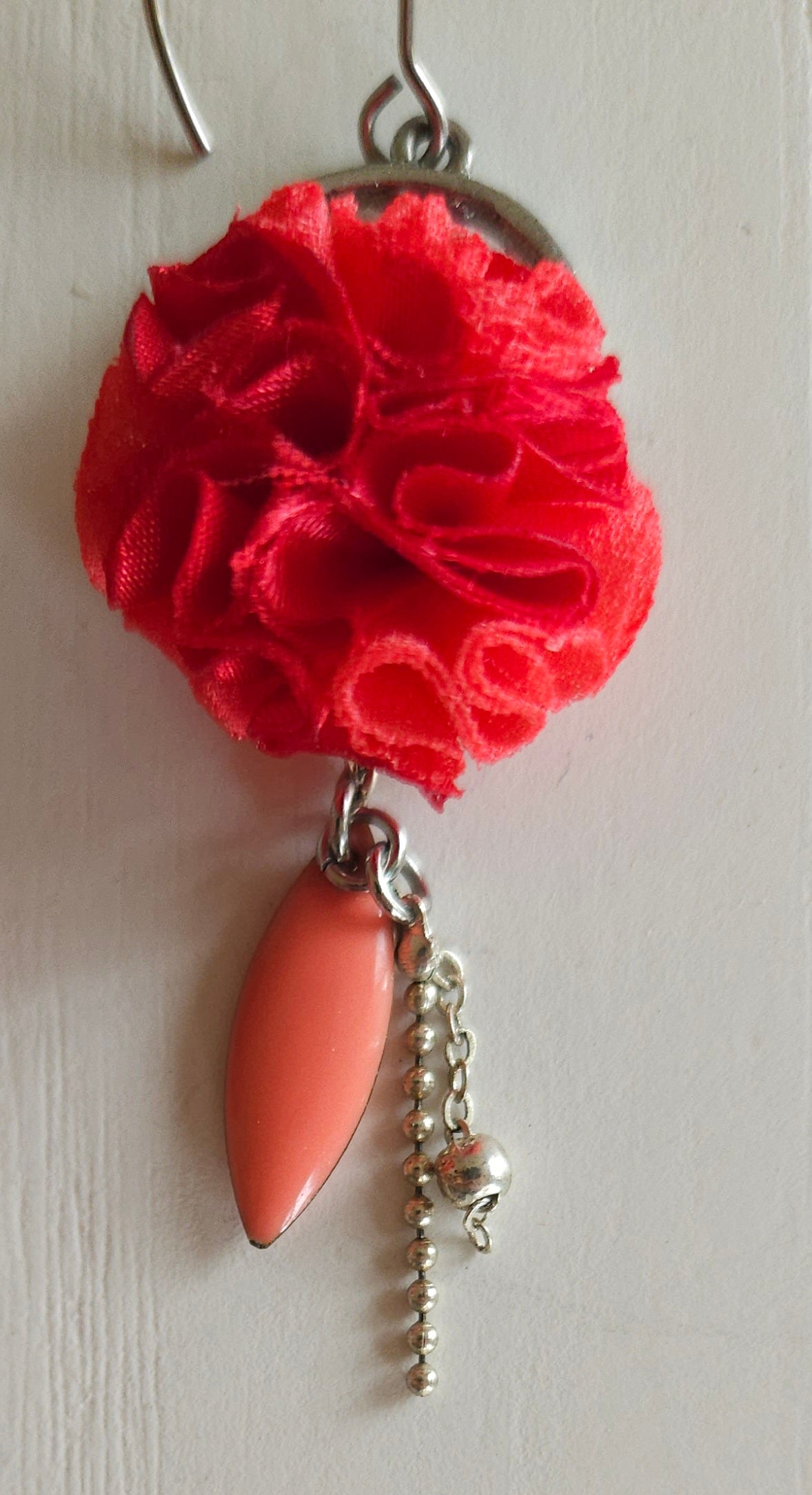 Boucles d'oreilles en tissu upcyclé modèle Fleurs - tissu de taffeta couleur fuschia - artisanat éthique et éco-responsable de Haute-Loire- création unique et originale