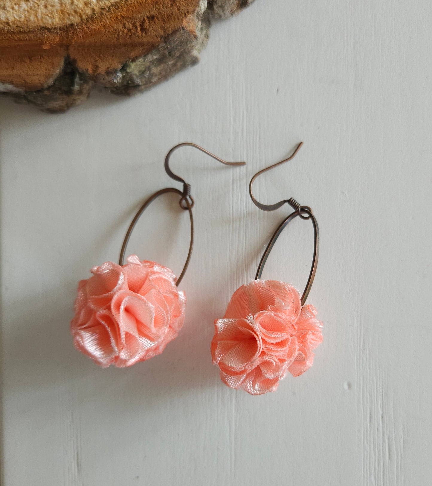 Boucles d'oreilles en tissu upcyclé modèle Fleurs - tissu de taffeta couleur rose clair - artisanat éthique et éco-responsable de Haute-Loire- création unique et originale