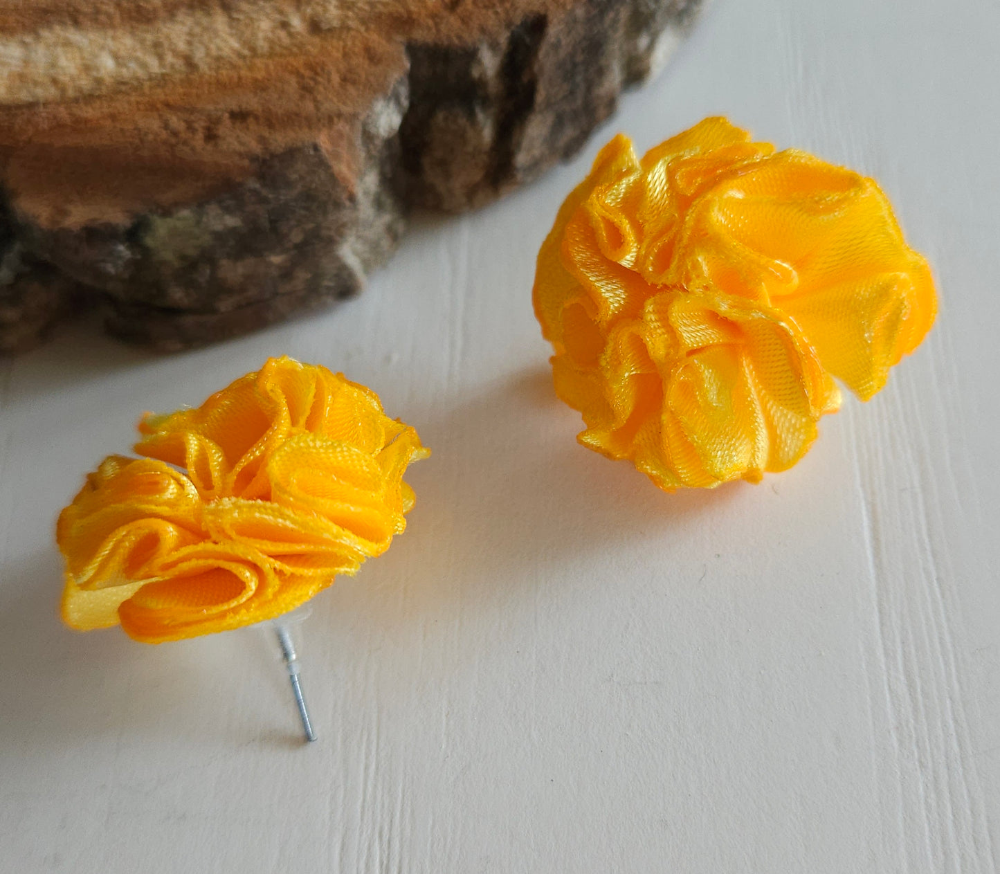 Boucles d'oreilles en tissu upcyclé modèle Fleurs - tissu de satin - artisanat éthique et éco-responsable de Haute-Loire- création unique et originale