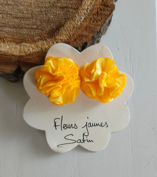 Boucles d'oreilles en tissu upcyclé modèle Fleurs - tissu de satin- artisanat éthique et éco-responsable de Haute-Loire- création unique et originale