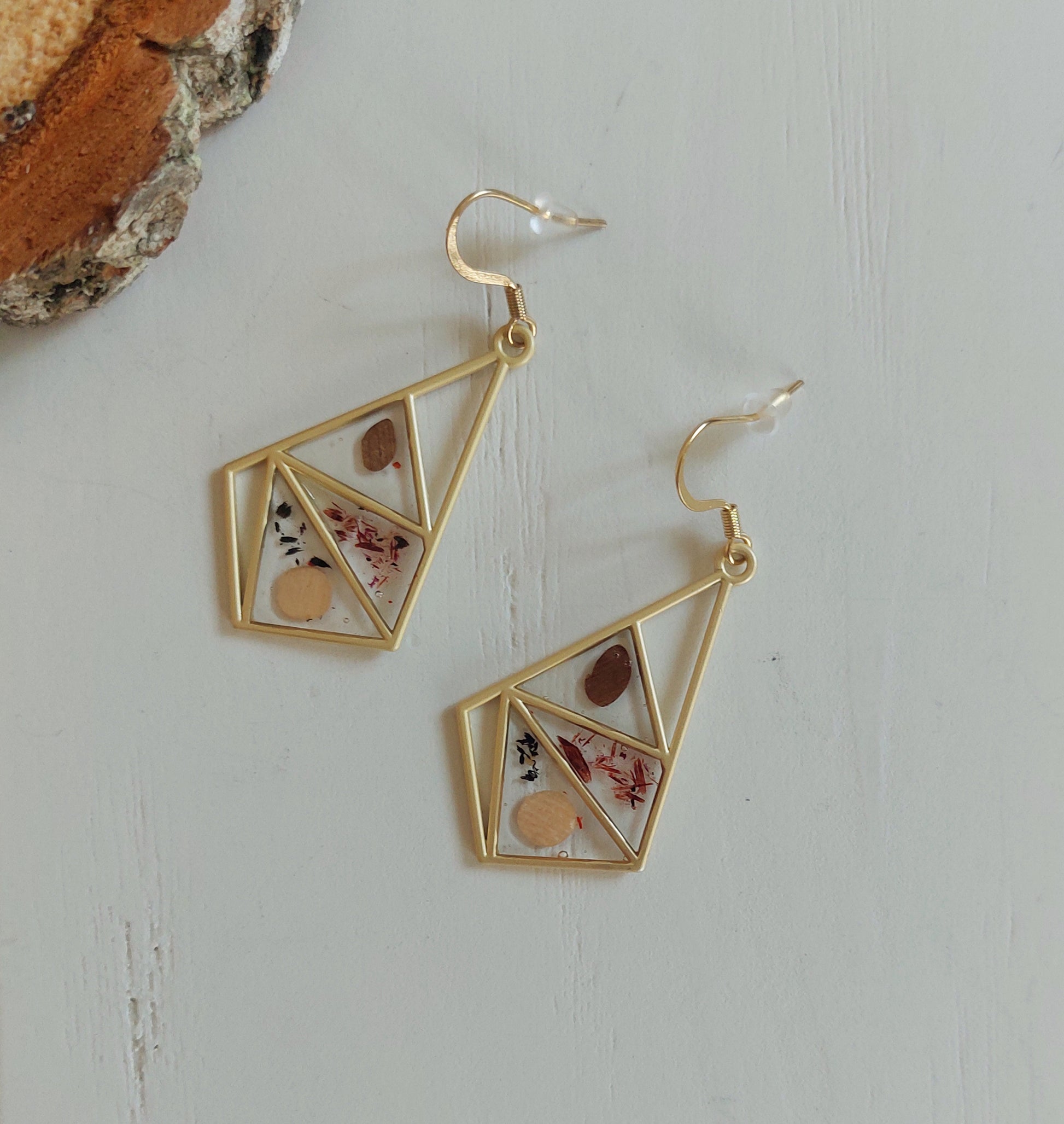 boucles d'oreilles artisanales en résine et essences de bois . Fabriquées en Auvergne ( Haute-Loire) par Au fil du Bois