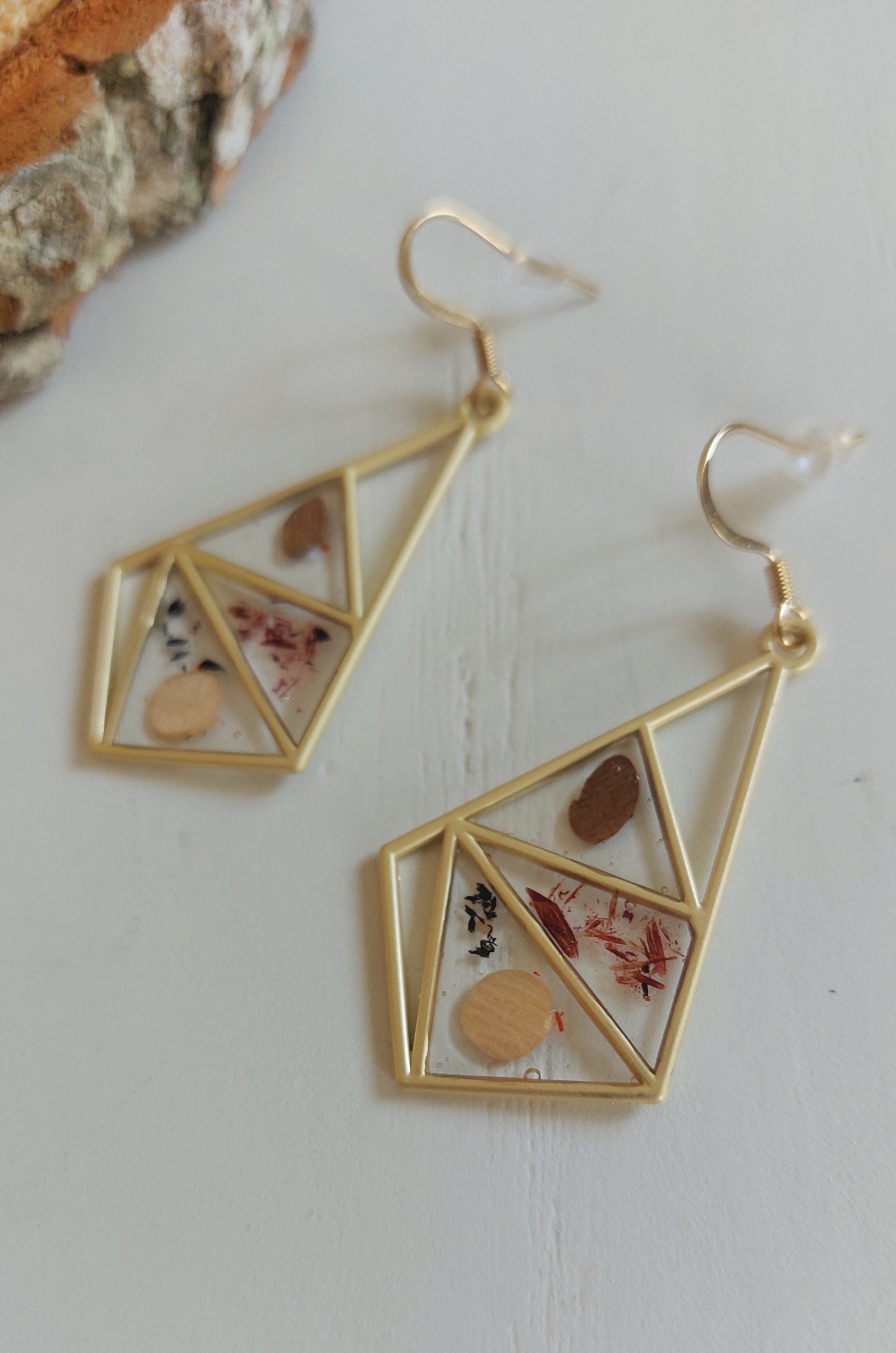 boucles d'oreilles artisanales en résine et essences de bois . Fabriquées en Auvergne ( Haute-Loire) par Au fil du Bois