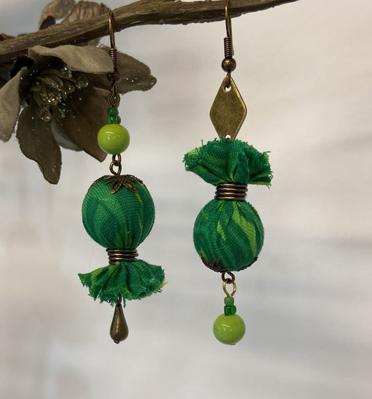 boucles d’oreilles fantaisie upcyclées uniques et colorées - tissu - couleur vert flashy