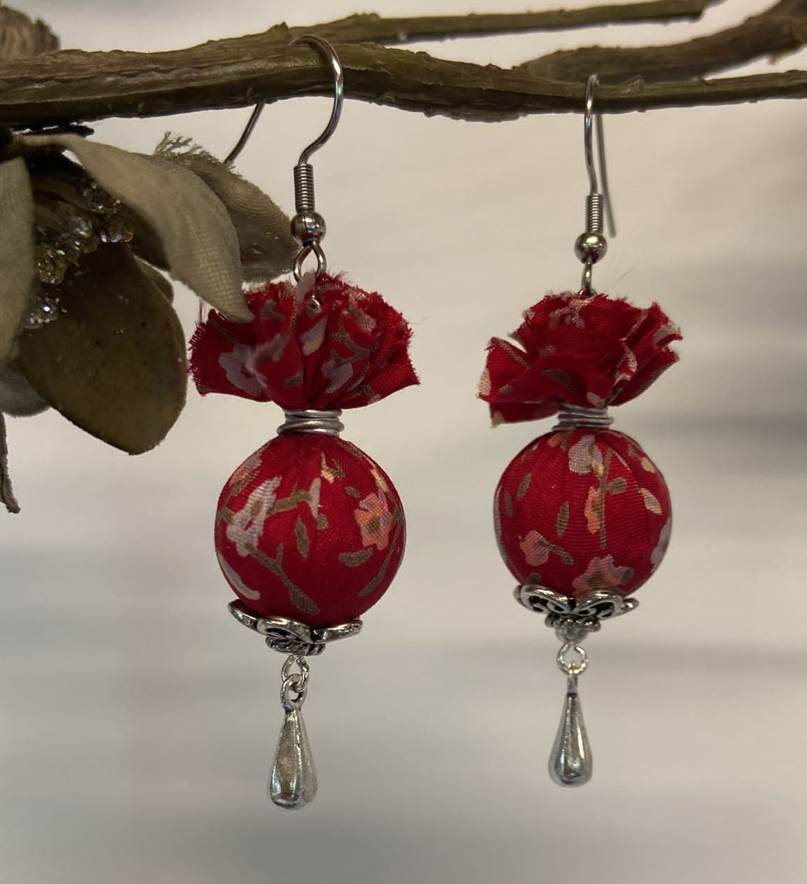 bijou upcyclé - boucles d'oreilles colorées upcyclées - couleur rouge fleuri