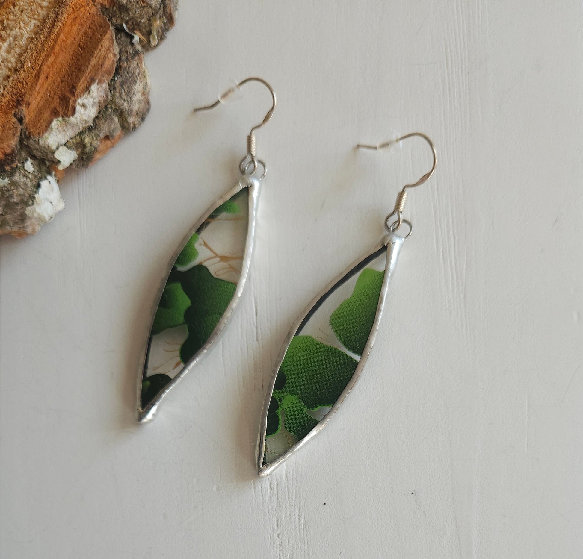 Boucles d'oreilles en verre recyclé - artisanat éthique et éco-responsable de Haute-Loire. Artisan-vitrailliste Creation Vart.