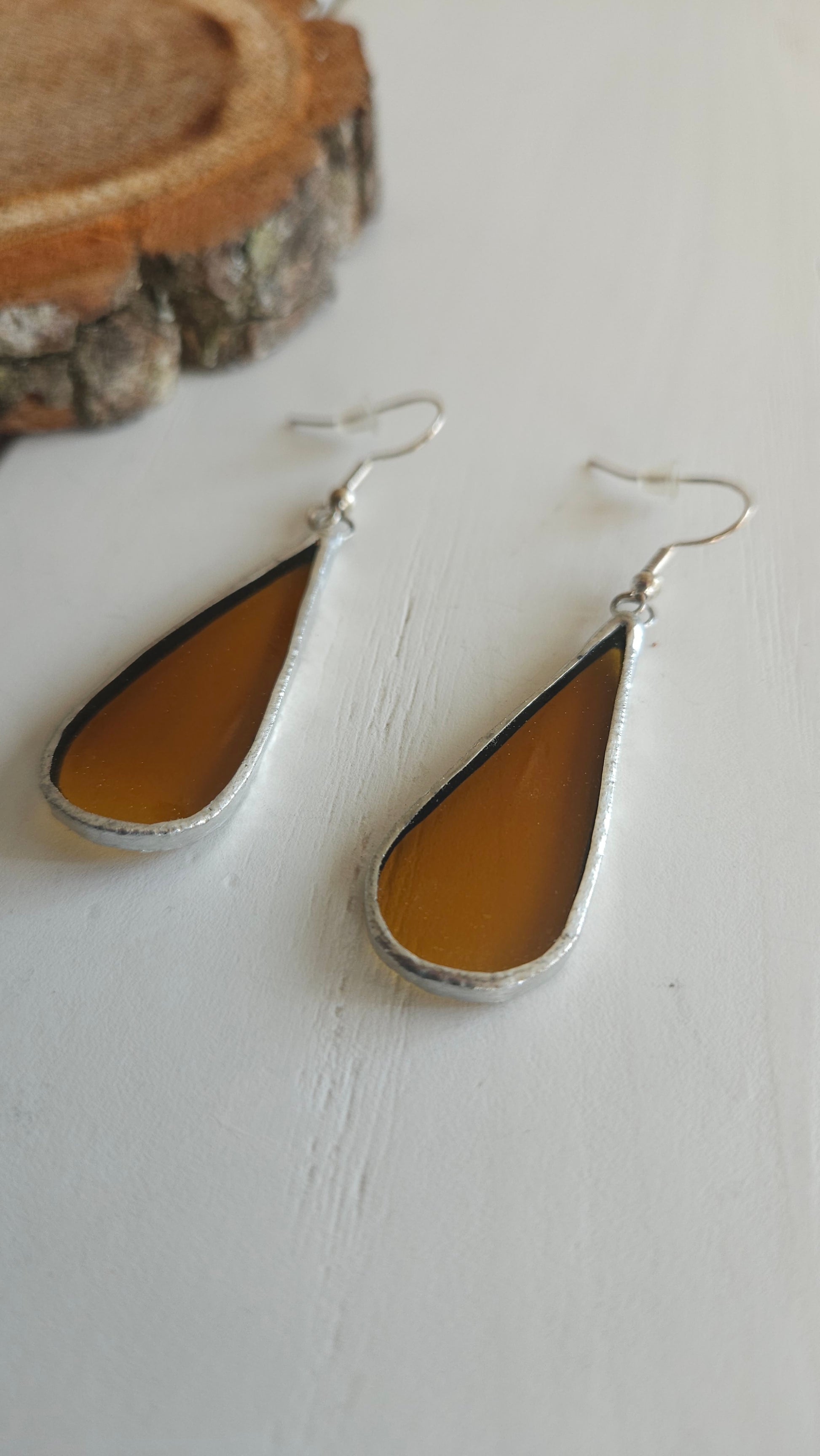 boucles d'oreilles en verre upcyclé - couleur marron - verre fumé - artisanat éthique et éco-responsable - Auvergne France - Creation Vart