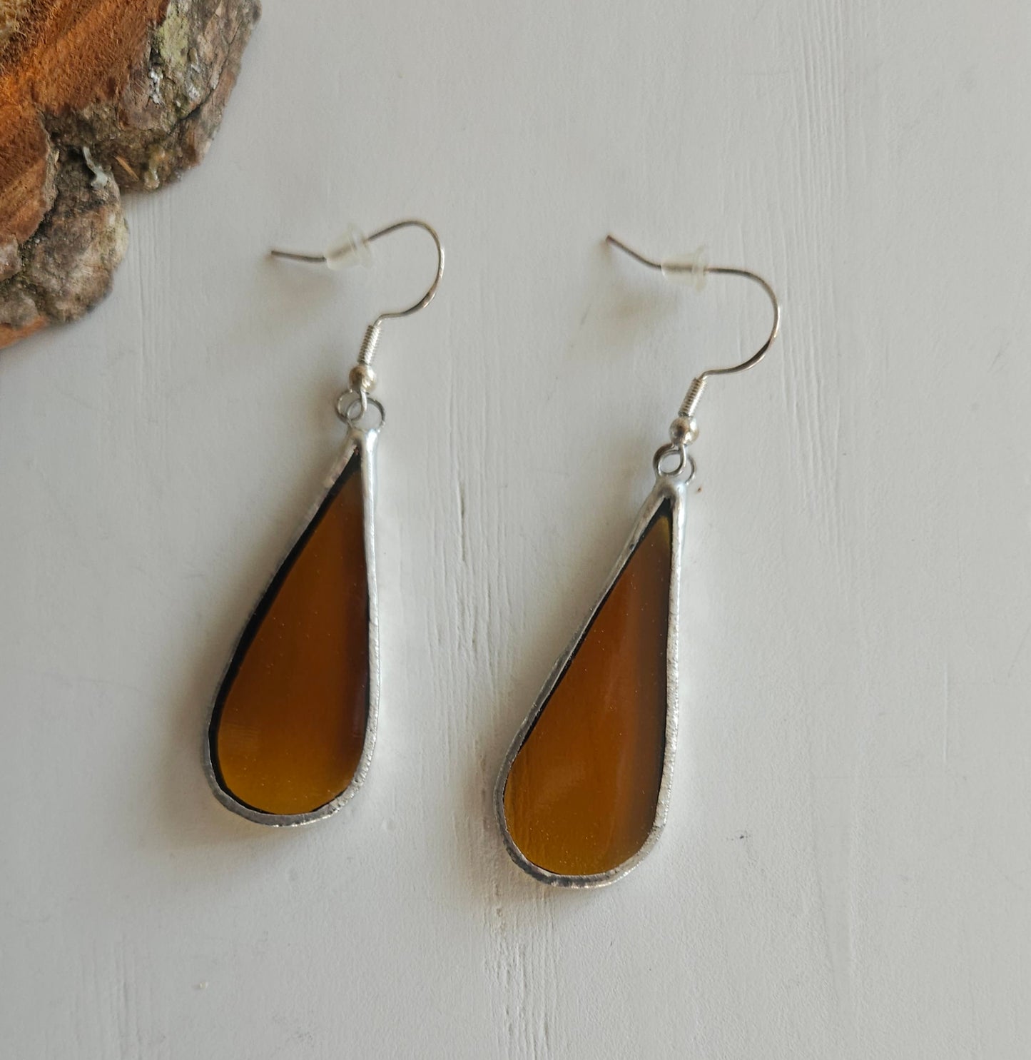 boucles d'oreilles en verre upcyclé - couleur marron - verre fumé - artisanat éthique et éco-responsable - Auvergne France - Creation Vart
