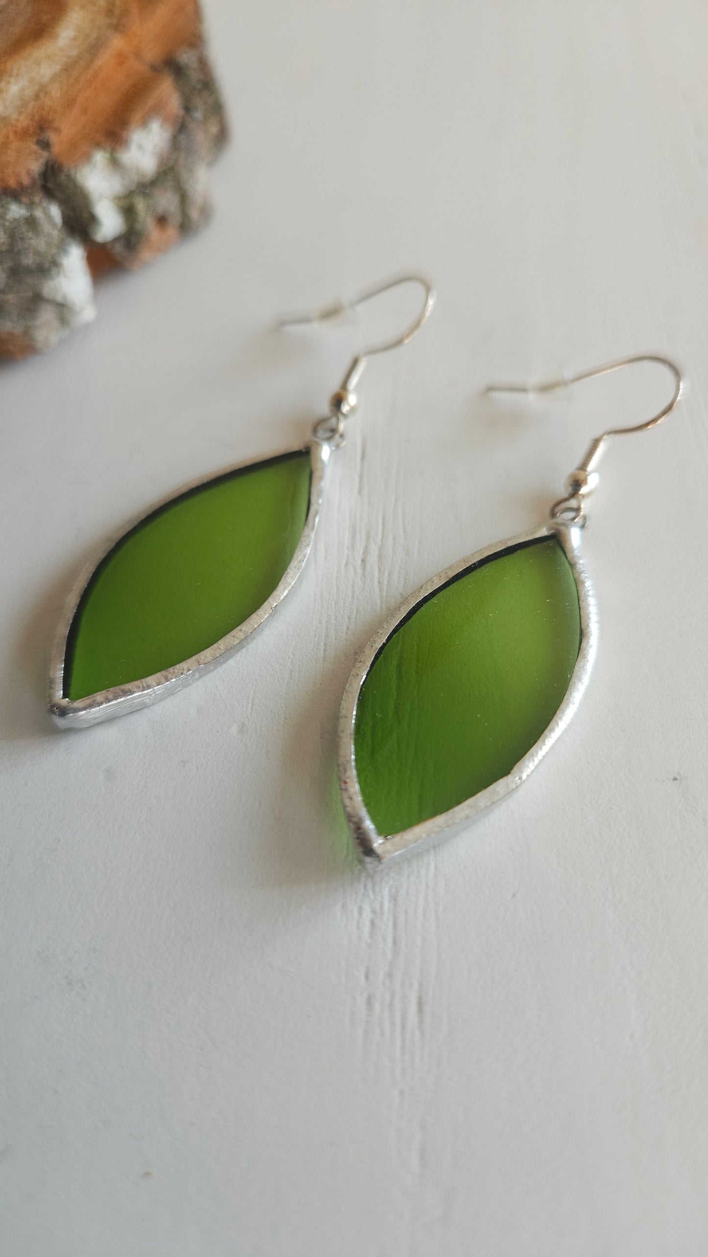 boucles d'oreilles en verre upcyclé - couleur vert bouteille - artisanat éthique et éco-responsable - Auvergne France - Creation Vart
