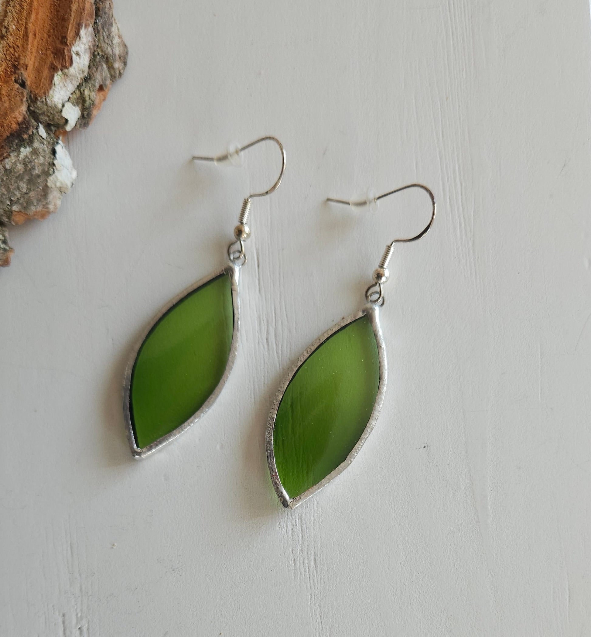 boucles d'oreilles en verre upcyclé - couleur vert bouteille - artisanat éthique et éco-responsable - Auvergne France - Creation Vart