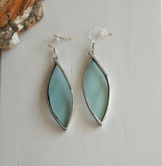 boucles d'oreilles en verre upcyclé - couleur vert d'eau avec léger reflet- artisanat éthique et éco-responsable - Auvergne France - Creation Vart