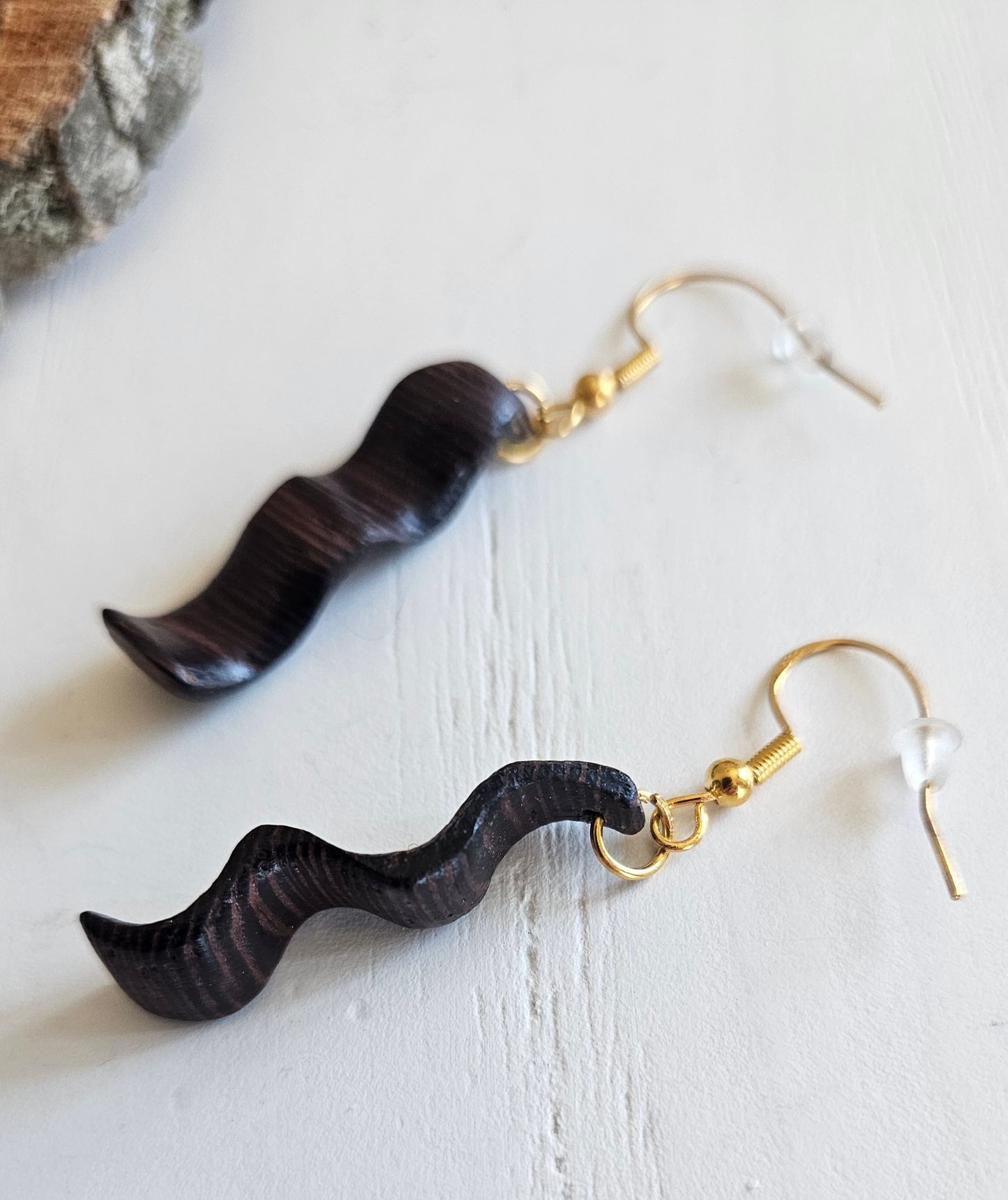 Boucles d'oreilles bois  - Au fil du Bois - artisanat de Haute-Loire - essence de bois : ébène - boucles d'oreilles uniques et originales