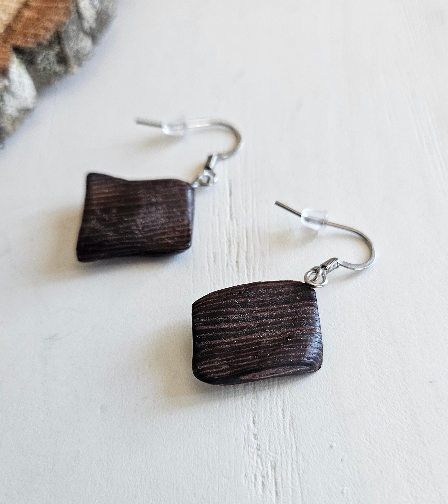 Boucles d'oreilles bois  - Au fil du Bois - artisanat de Haute-Loire - essence de bois : ébène - boucles d'oreilles uniques et originales