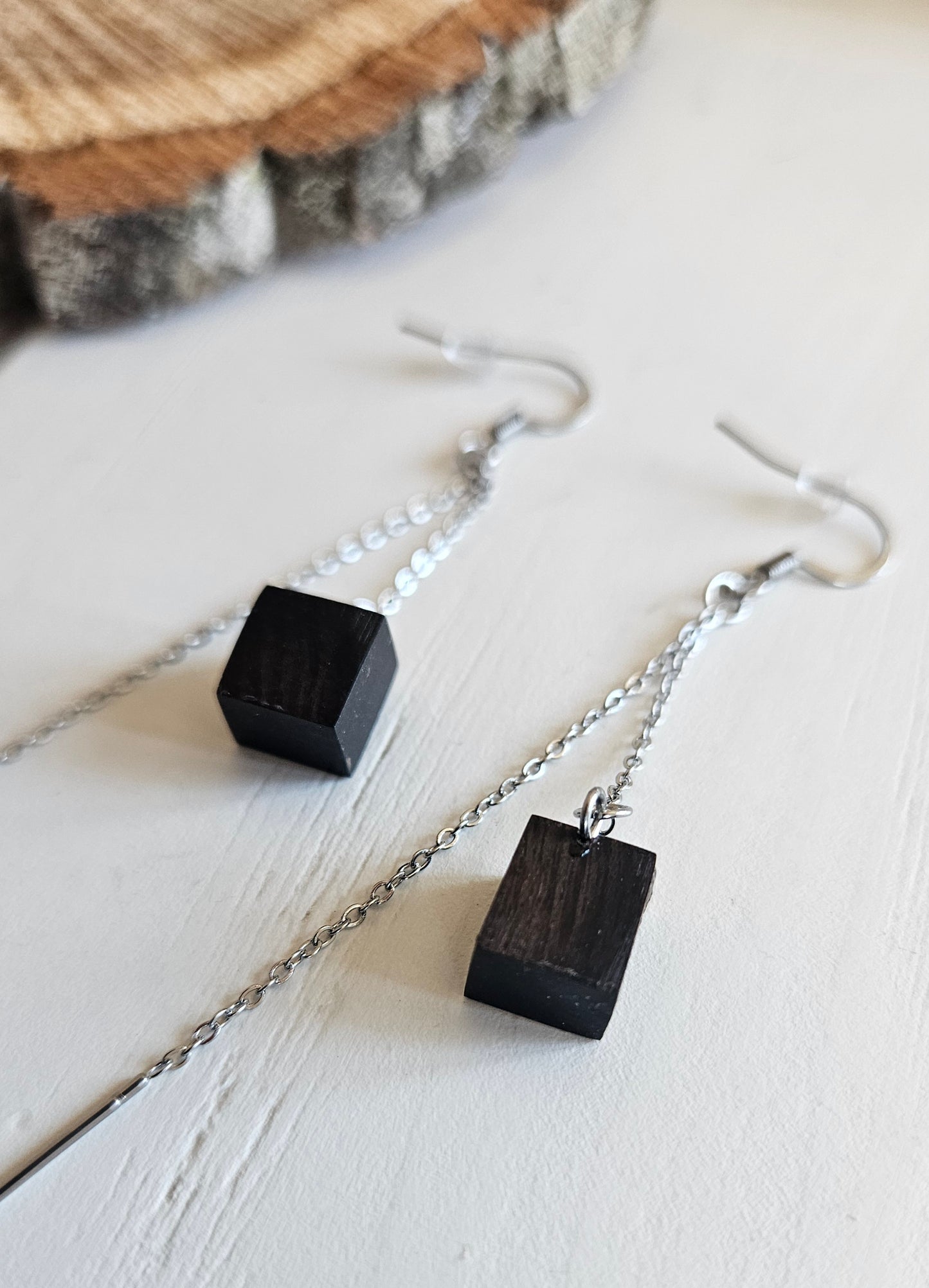 Boucles d'oreilles bois  - Au fil du Bois - artisanat de Haute-Loire - essence de bois : ébène - boucles d'oreilles uniques et originales avec chaine 8 cm