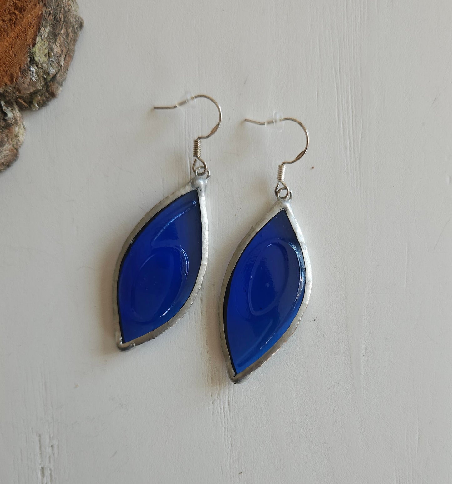 boucles d'oreilles en verre originale et artisanale - couleur bleu roi - recyclage bouteille de bière - artisanat eco-responsable - Creation Vart