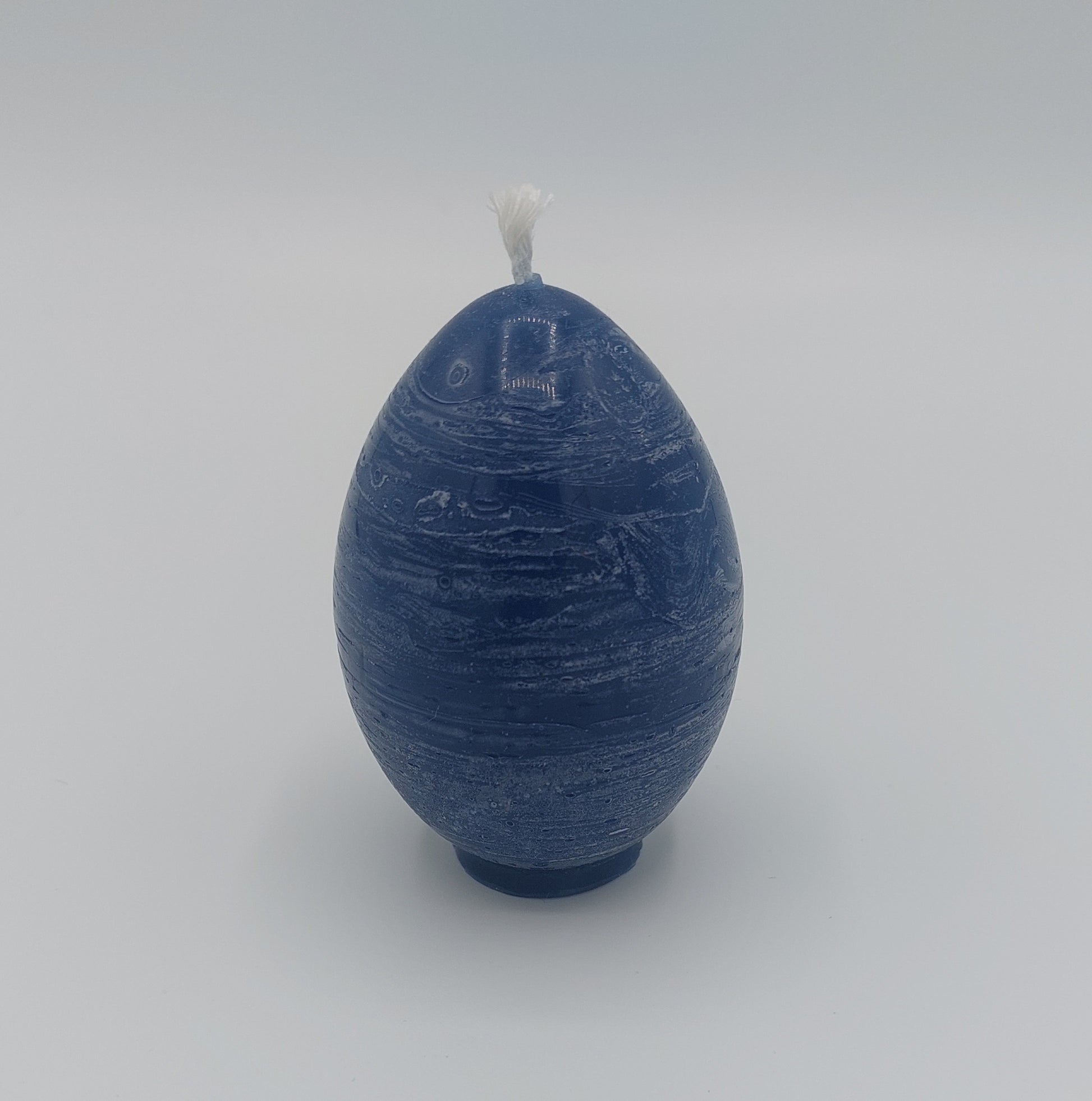 Bougie petit oeuf sans parfum couleur bleu marine. 