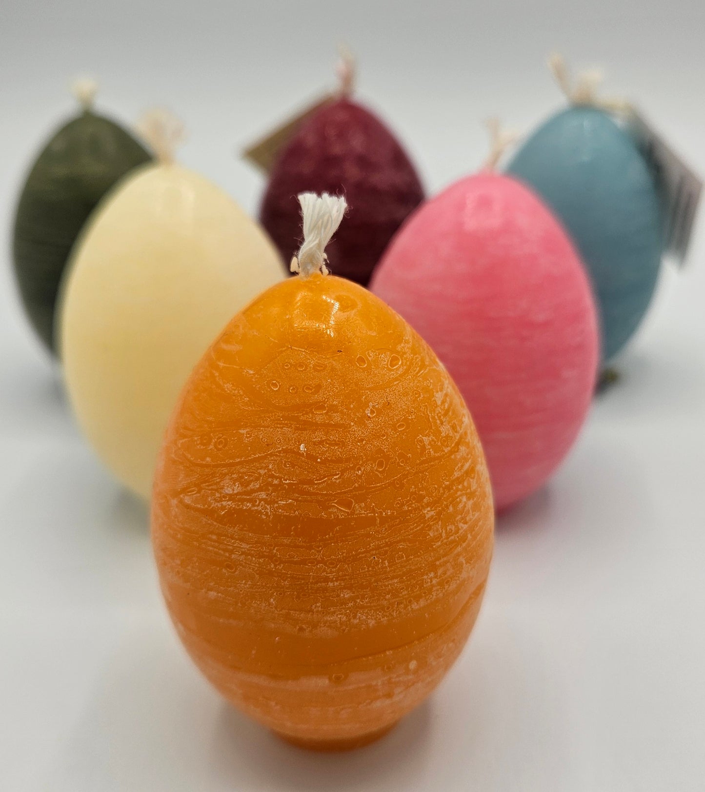 Bougies moulées petits oeufs - couleur multicolores - orange, rose, bleu glacier, prune, vert sapin , blanc crème - artisanat de Haute-Loire 