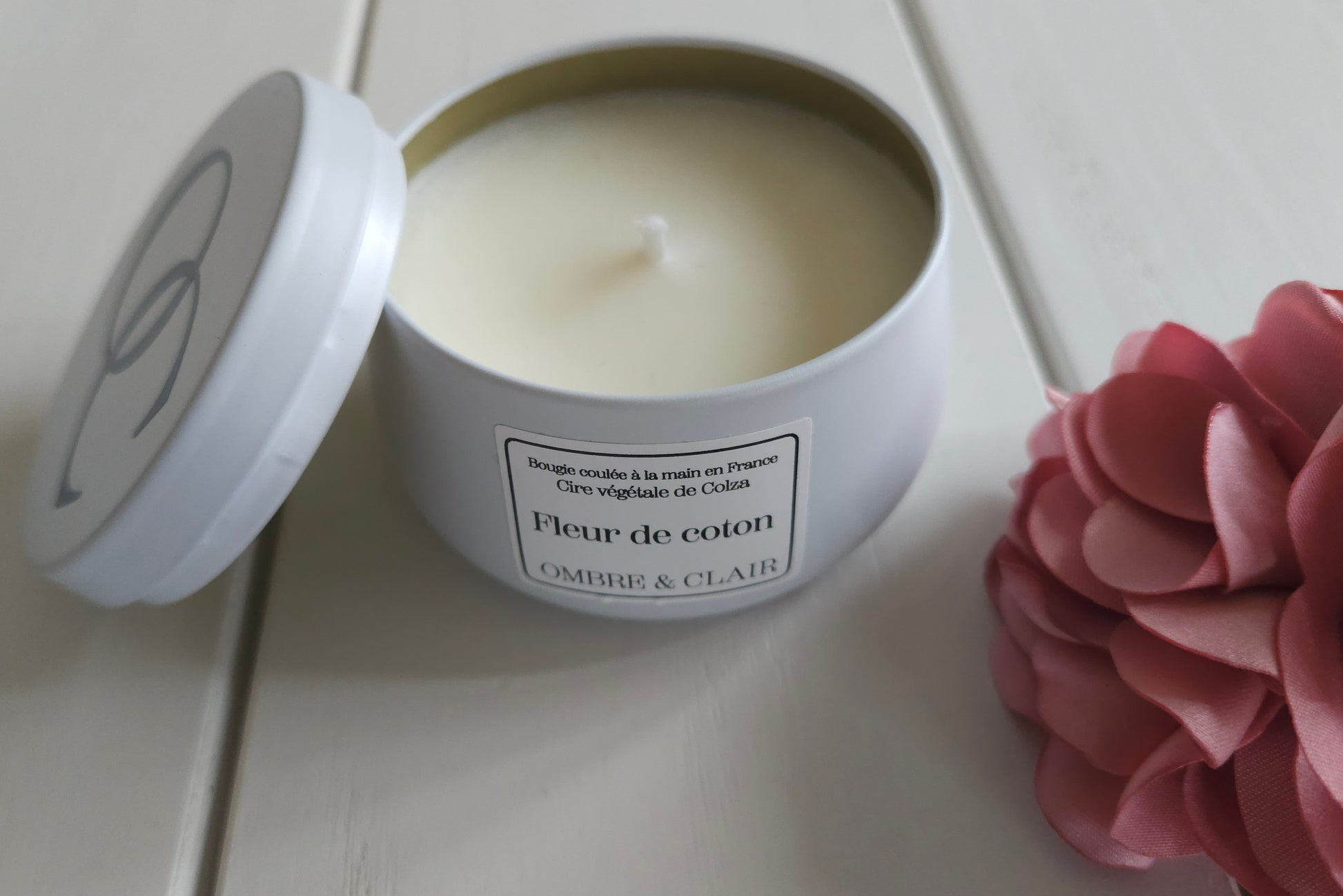 Gamme de bougies végétales et artisanales Ombre et Clair - Parfum de Grasse : Cachemire et Soie, Fleur de Cerisier, Fleur de Coton, Monoï, Litchi. Contenant recyclable en métal.