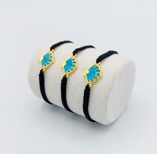 Bracelet Concha - bracelet d'été artisanal - tissé main- coquillage ou coquille saint-jacques- couleurs noir et bleu azur nacré- fermeture ajustable. Tissé main en micro macramé.