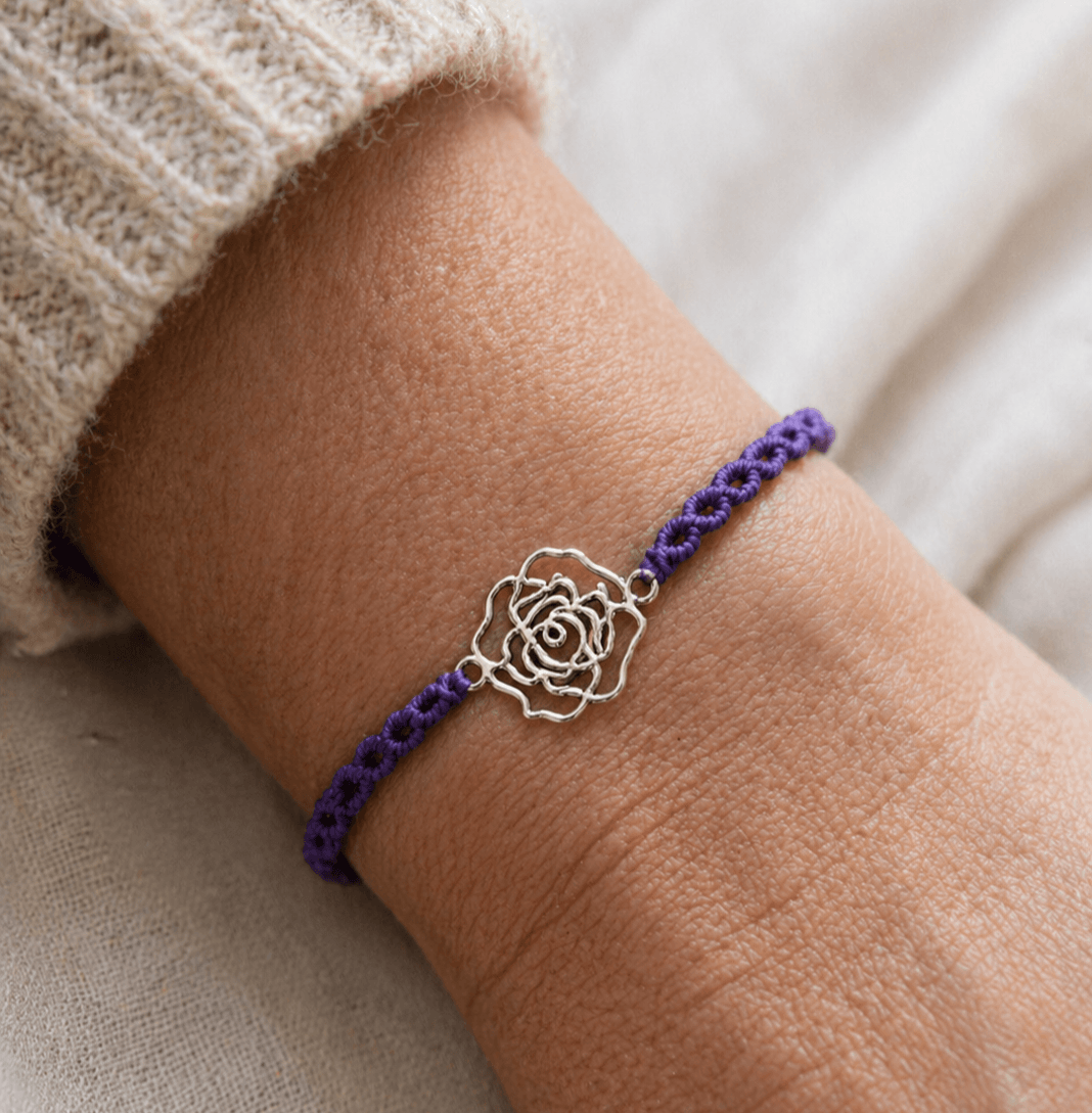 Bracelet "Rosa" - tissé-main - bijou fleur de rose couleur argent antique - bracelet couleur prune- artisanat Haute-Loire - Pecata - fermeture coulissante - taille unique