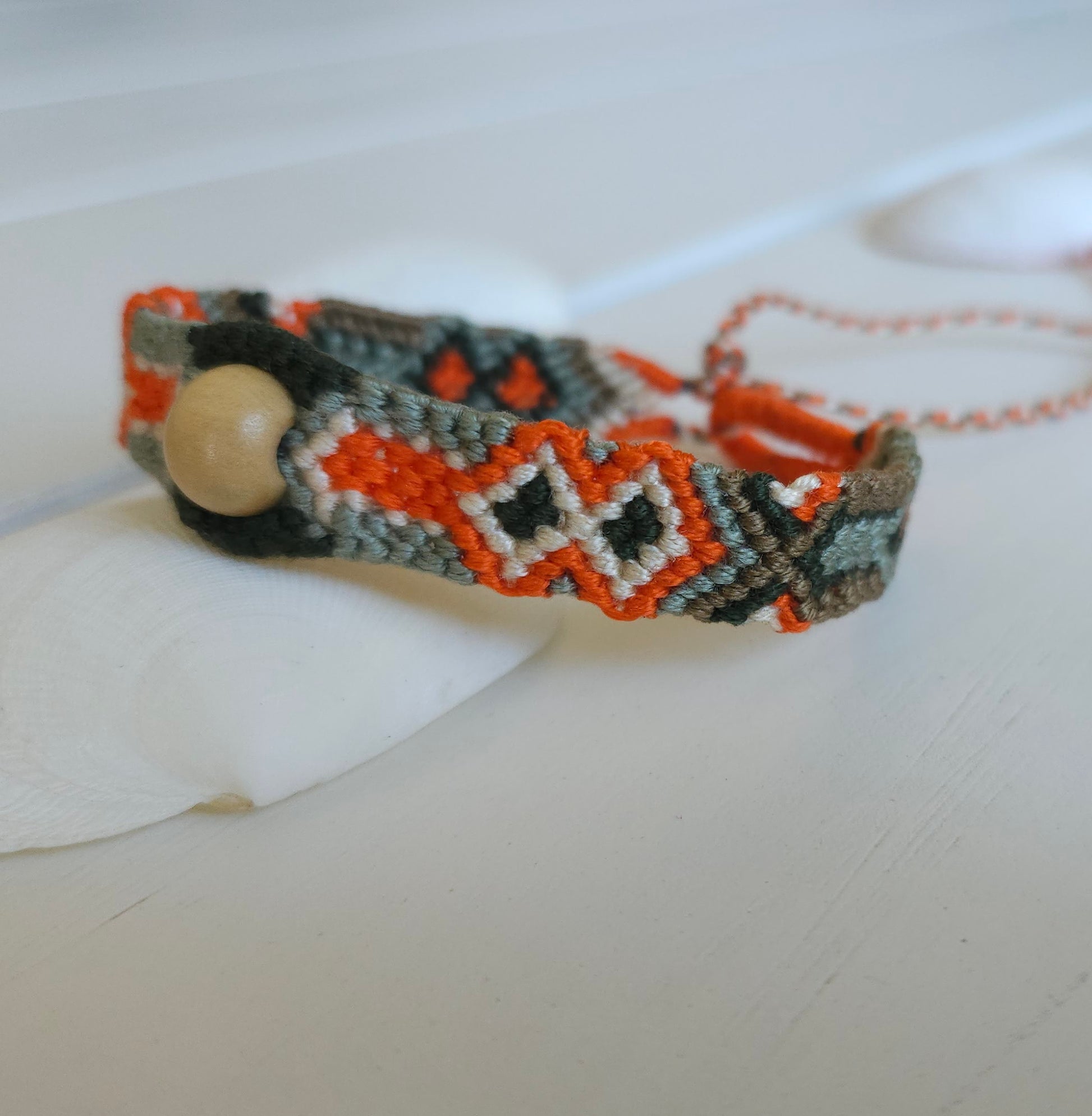 Bracelet brésilien porte-bonheur modèle Etnik - Bracelet d'amitié fais-main. couleur orange vert kaki - avec perle en bois. bracelet mixte - fermeture par noeud.