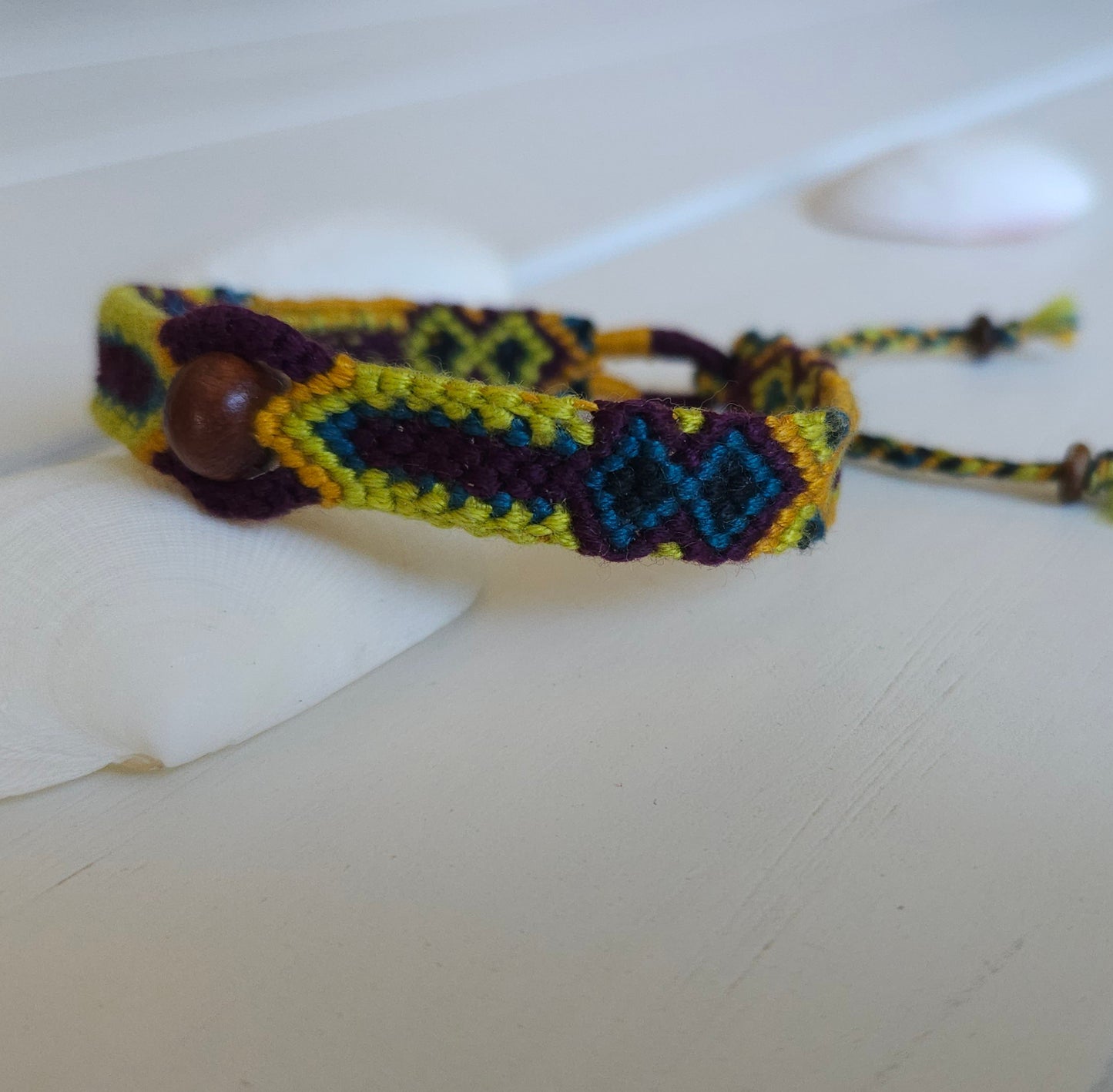 Bracelet brésilien porte-bonheur modèle Etnik - Bracelet d'amitié fais-main. couleurs vert pistache, prune, bleu canard - avec perle en bois. bracelet mixte - fermeture par noeud.