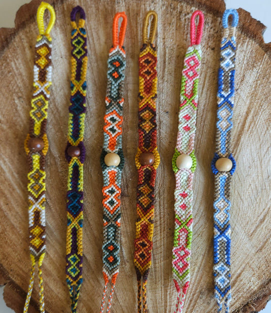 Bracelets brésiliens porte-bonheur modèle Etnik - Bracelets d'amitié faits-main. avec perle en bois. bracelets mixtes - fermeture par noeud.
