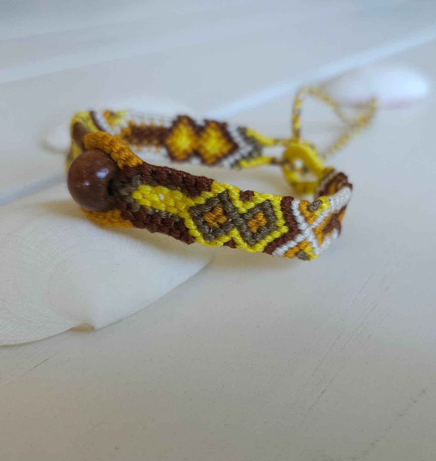 Bracelet brésilien porte-bonheur modèle Etnik - Bracelet d'amitié fais-main. couleurs marron jaune blanc- avec perle en bois. bracelet mixte - fermeture par noeud