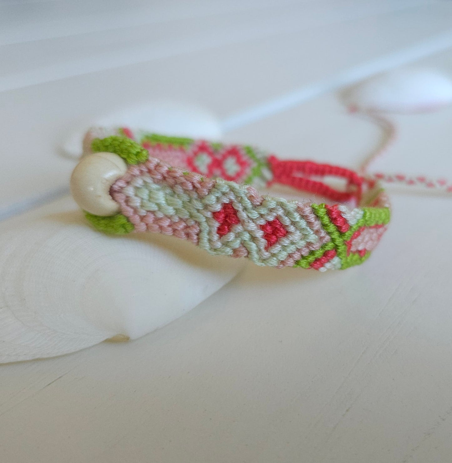 Bracelet brésilien porte-bonheur modèle Etnik - Bracelet d'été fait-main. couleurs rose, vert pistache, blanc - avec perle en bois. bracelet mixte - fermeture par noeud