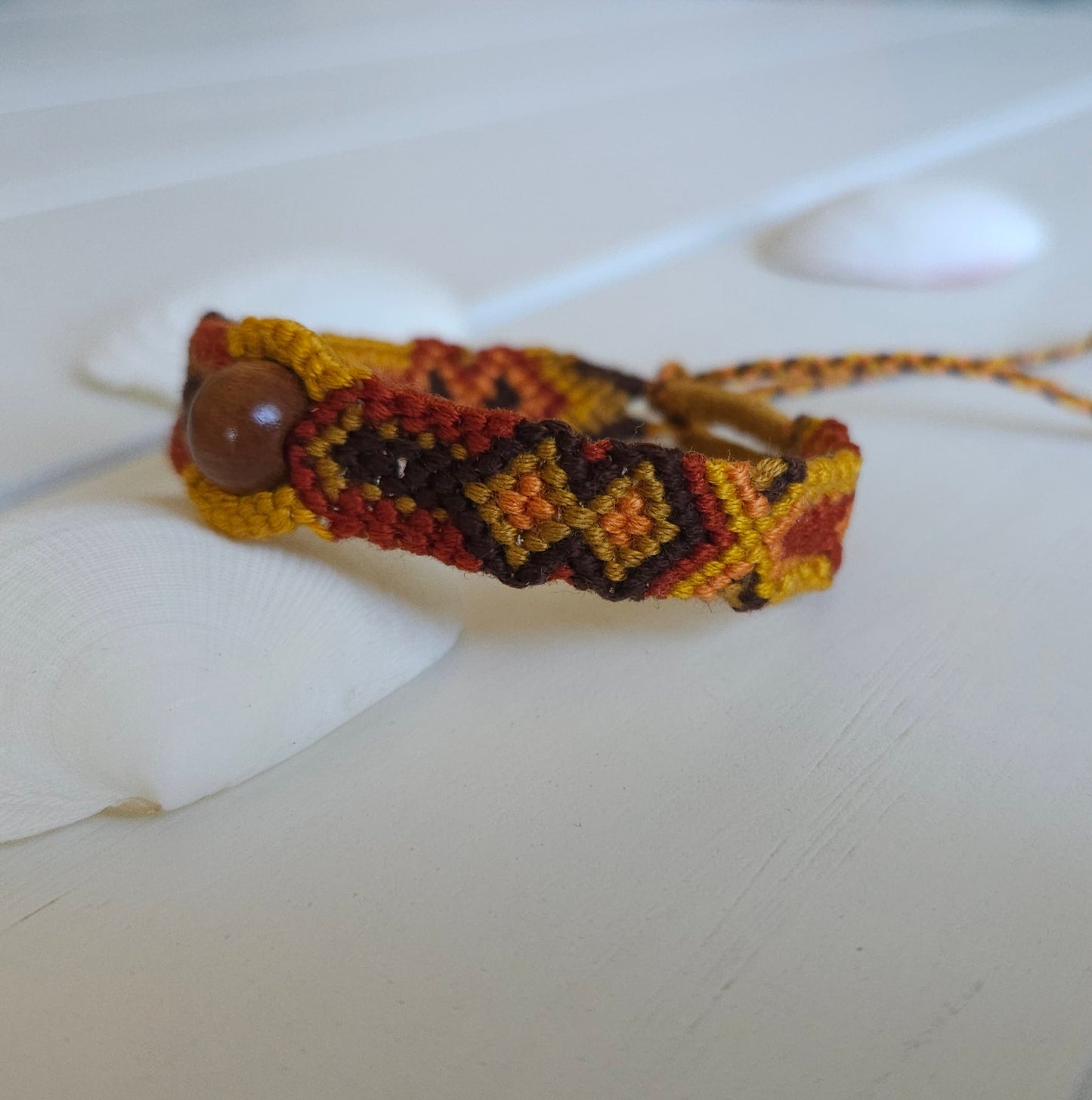 Bracelet brésilien porte-bonheur modèle Etnik - Bracelet d'été fait-main. couleurs rouge brique marron orange - avec perle en bois. bracelet mixte - fermeture par noeud