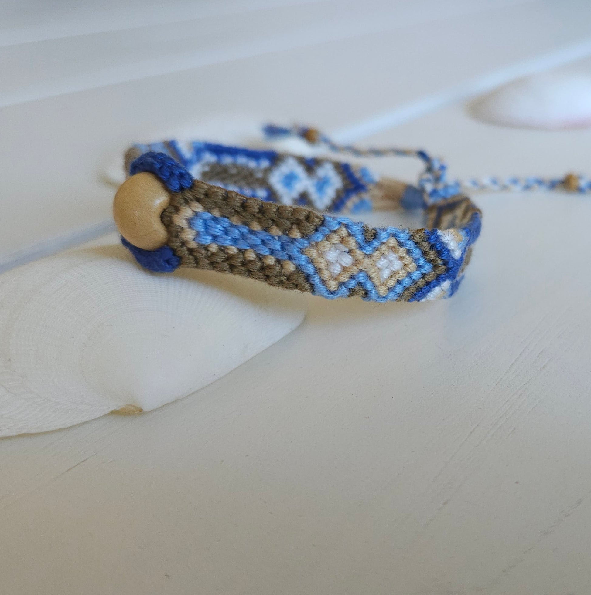 Bracelet brésilien porte-bonheur modèle Etnik - Bracelet d'été fait-main. couleurs vert kaki, bleu, blanc - avec perle en bois. bracelet mixte - fermeture par noeud