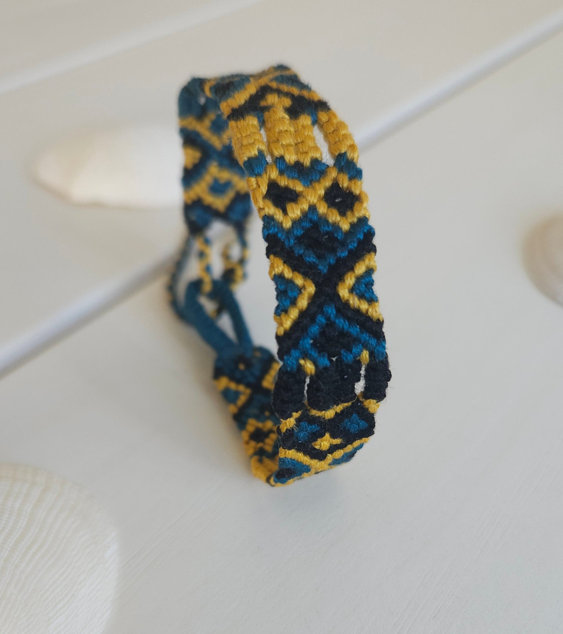 Bracelet brésilien tissé main en Auvergne - Modèle Tribal - homme et femme