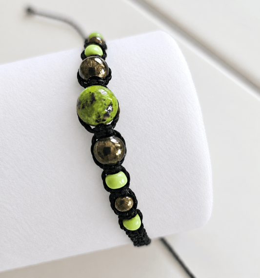 Bracelet unisexe en micro-macramé tissé-main en Haute-Loire (France). Pierre naturelle de jade vert néphrite du Canada. Perles "accessoires" de laiton et de rocaille. Fermeture réglable. bracelet " La verte en Velay". 
