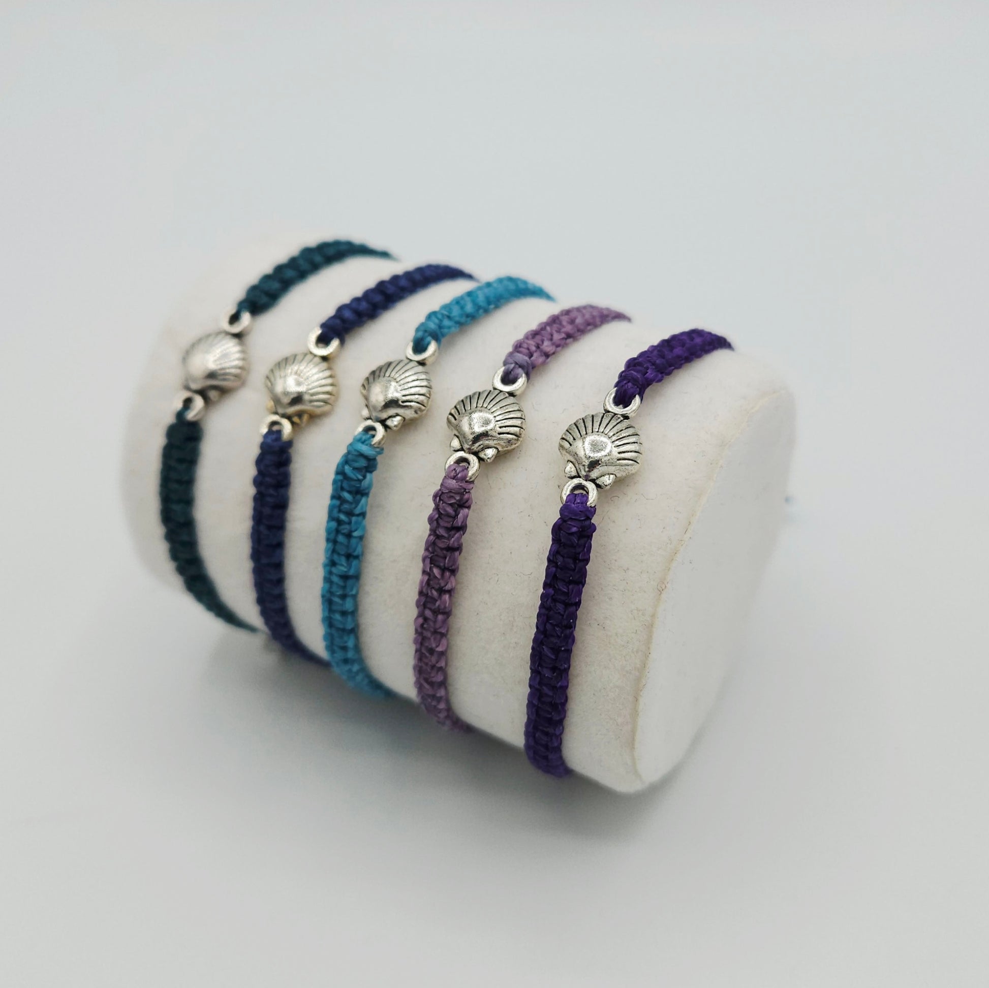 Bracelet Coquille : Le porte-bonheur du randonneur ! Bracelet tissé-main Coquille Saint-Jacques - bijou souvenir Chemin de saint Jacques de Compostelle 