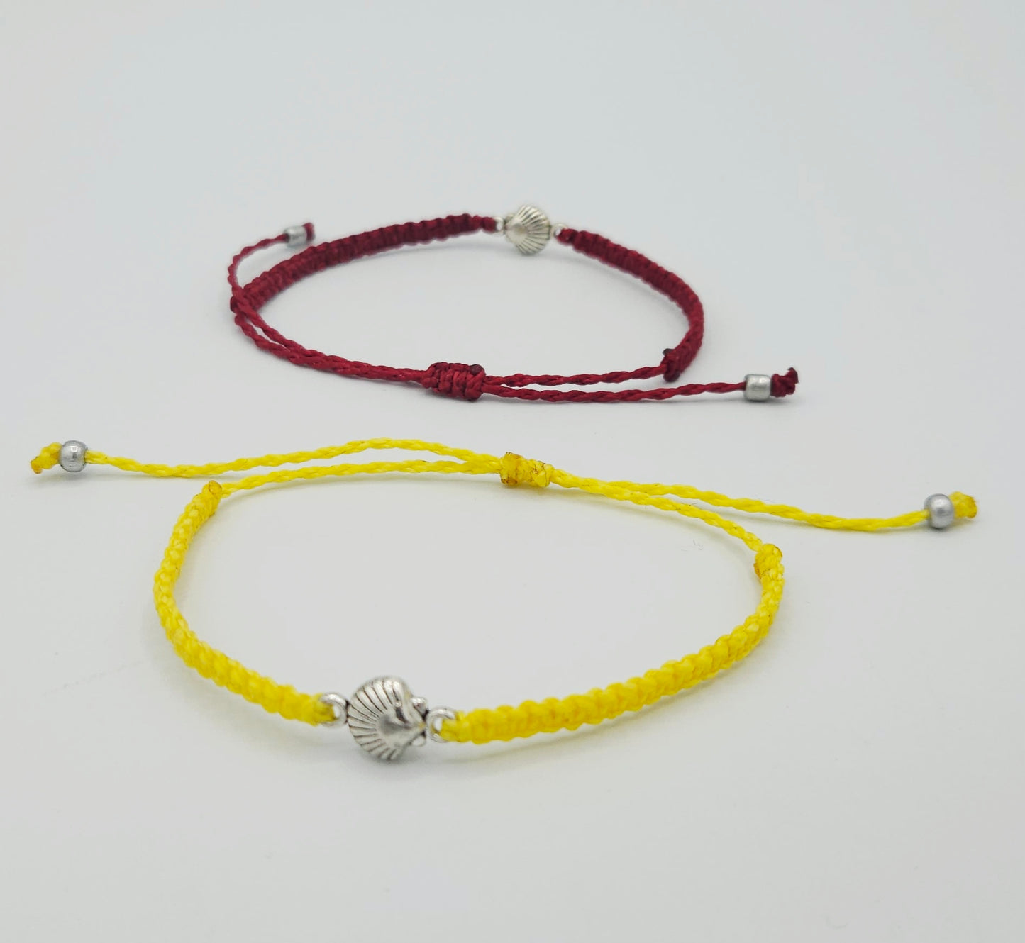 Bracelet Coquille  fermeture ajustable, unisexe : Le porte-bonheur du randonneur ! Bracelet tissé-main Coquille Saint-Jacques - bijou souvenir Chemin de saint Jacques de Compostelle 