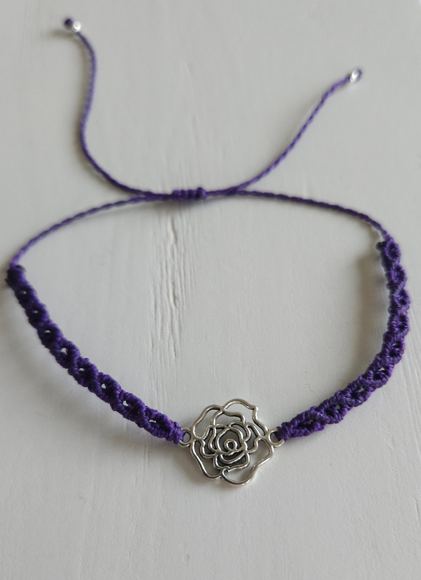 Bracelet "Rosa" - tissé-main - bijou fleur de rose couleur argent antique - bracelet couleur prune- artisanat Haute-Loire - Pecata - fermeture coulissante - taille unique