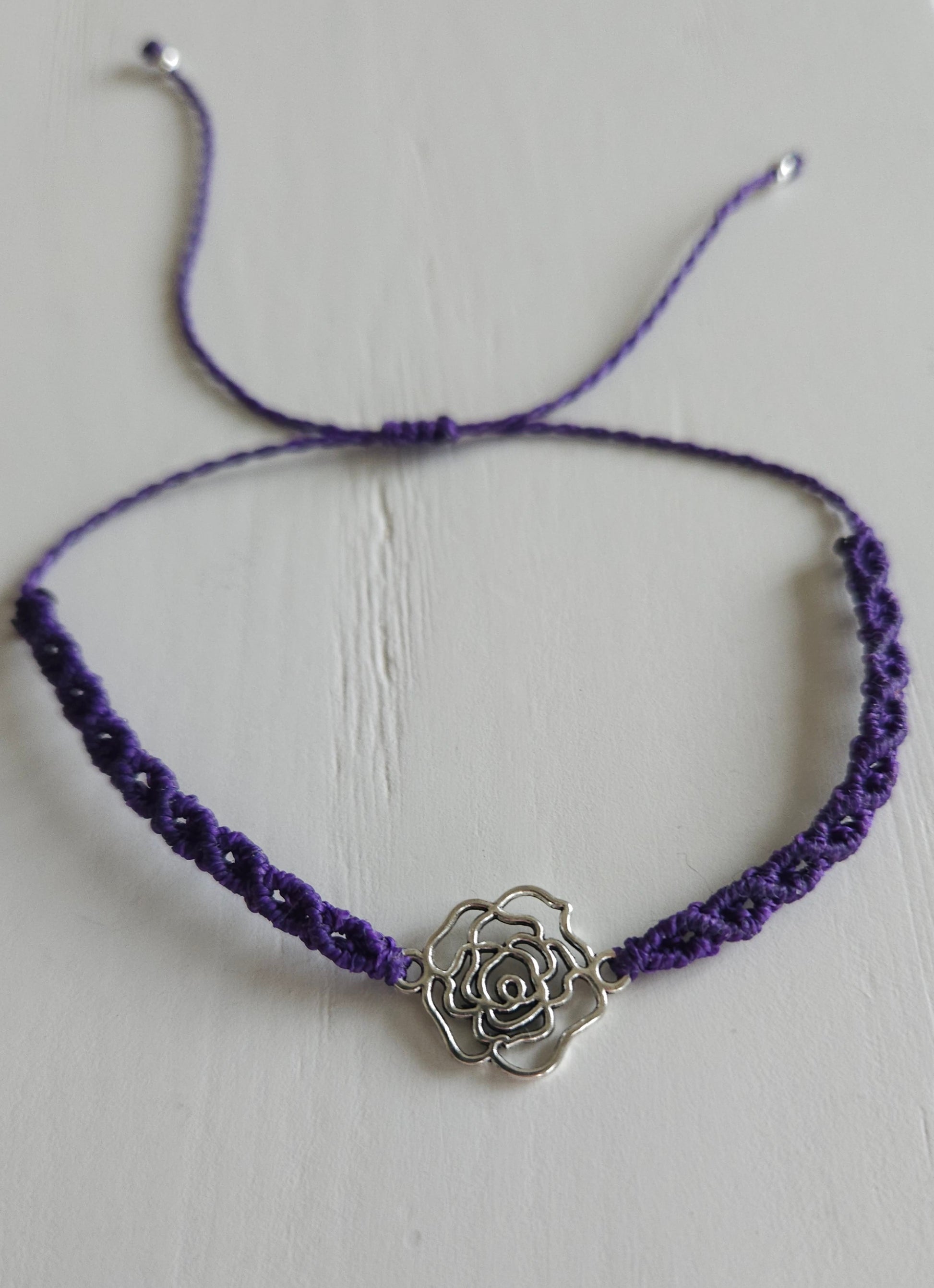Bracelet "Rosa" - tissé-main - bijou fleur de rose couleur argent antique - bracelet couleur prune- artisanat Haute-Loire - Pecata - fermeture coulissante - taille unique