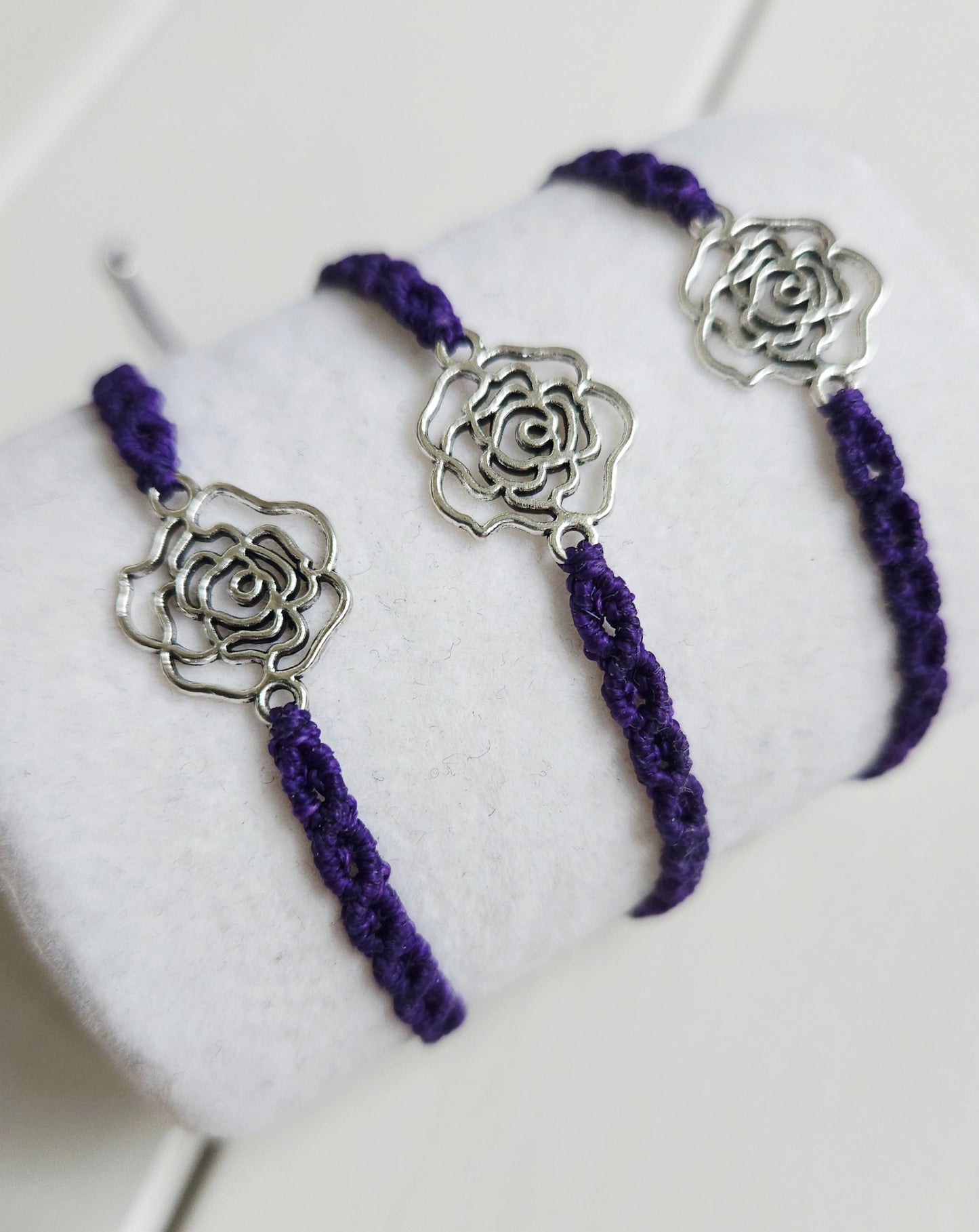 Bracelet "Rosa" - tissé-main - bijou fleur de rose couleur argent antique - bracelet couleur prune- artisanat Haute-Loire - Pecata - fermeture coulissante - taille unique