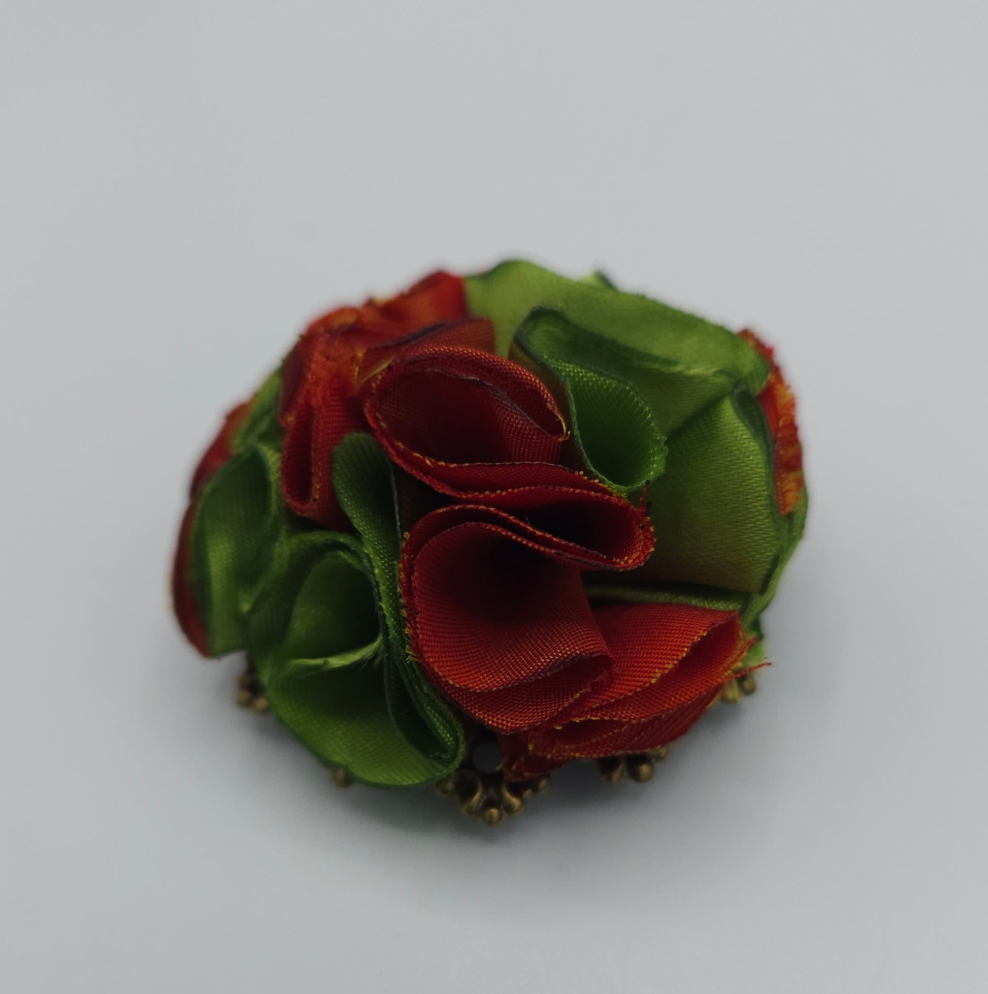 Bijou broche aimantée fleur taffeta rouge et vert - artisanat auvergne