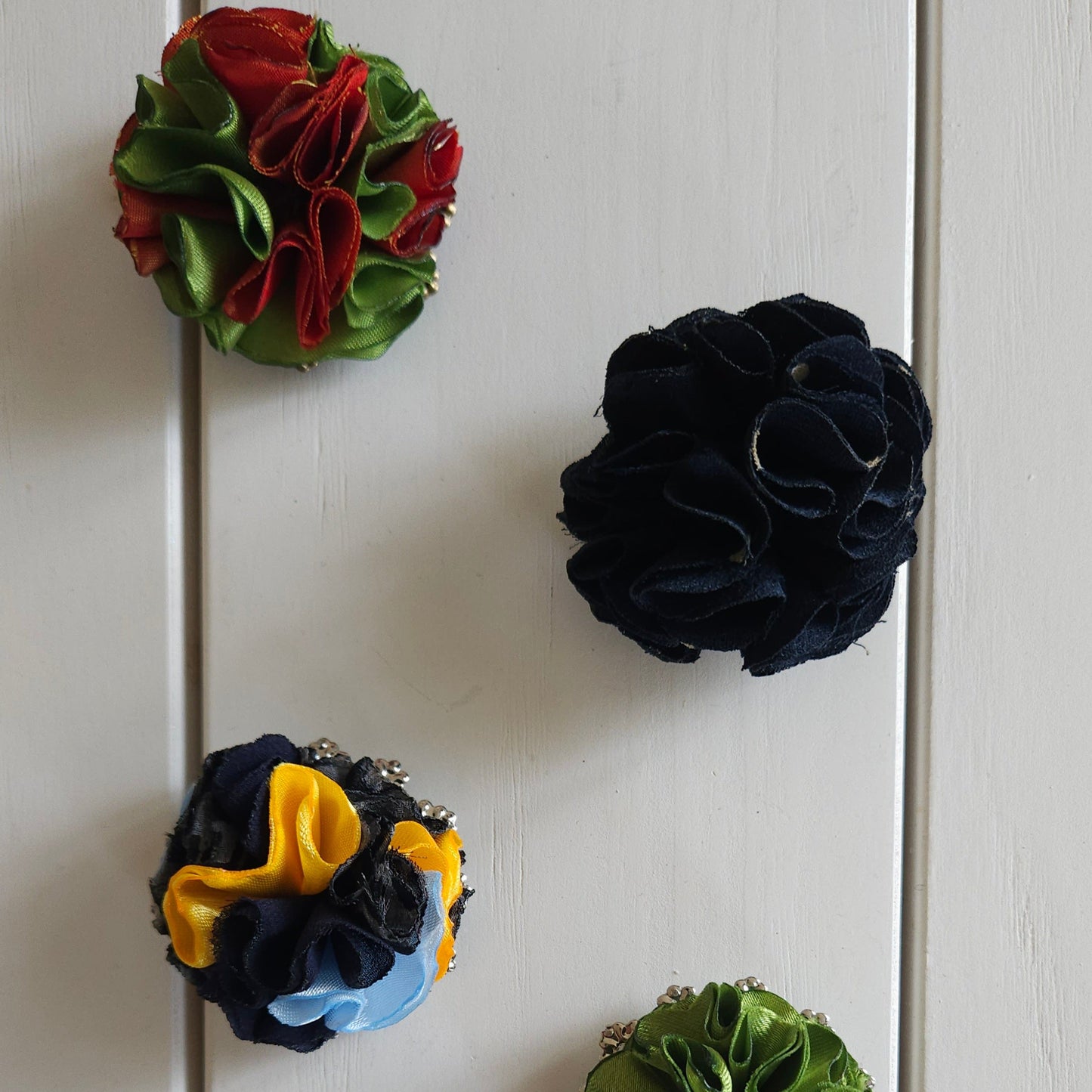Les broches aimantées modèle Fleur en tissu upcyclé- suédine, taffeta et satin. Style chic élégant - artisanat de Haute-Loire