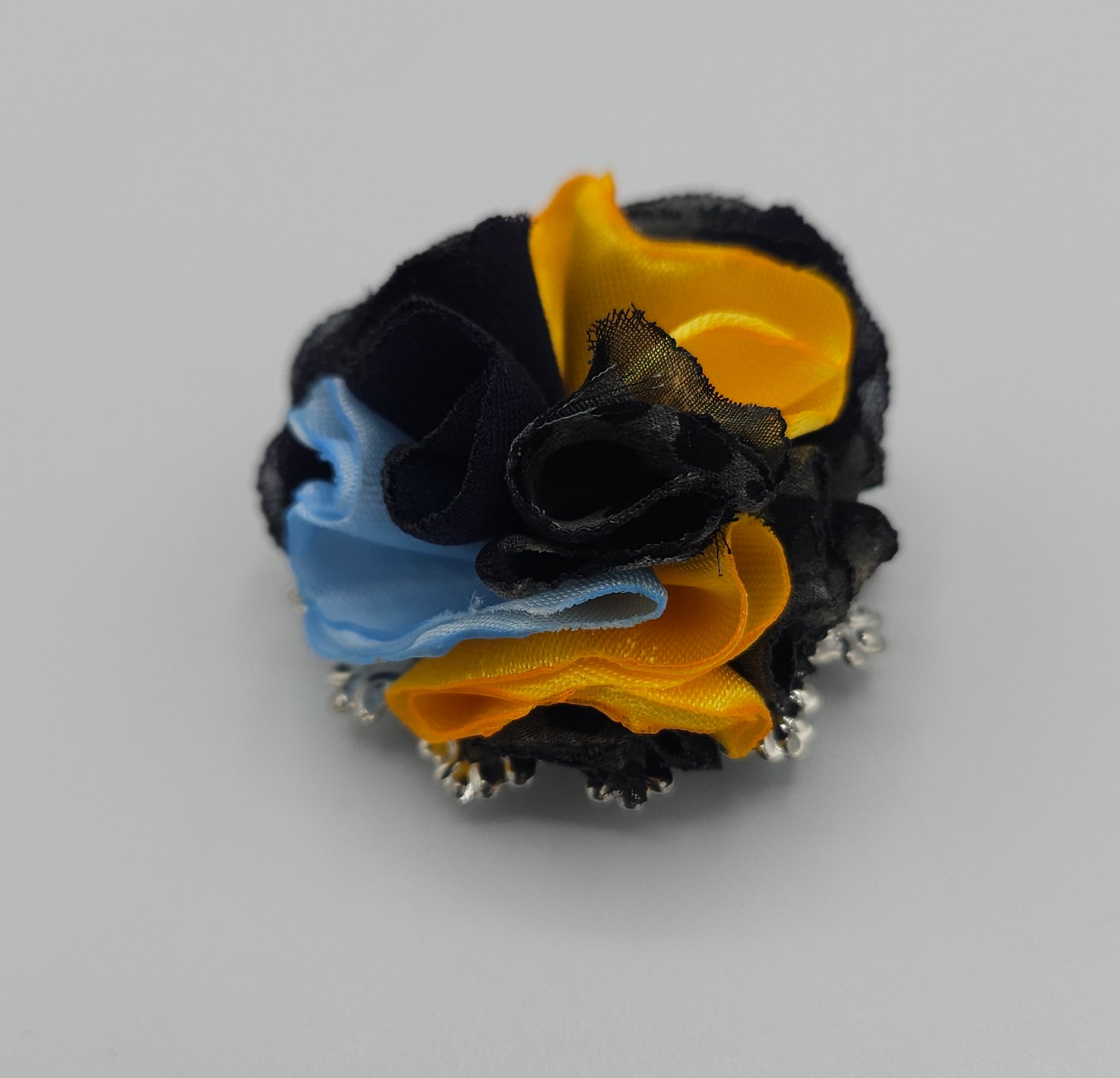 Broche aimantée Fleur multicolores - tissus recyclés - artisanat de haute-loire - création originale - style chic et élégant