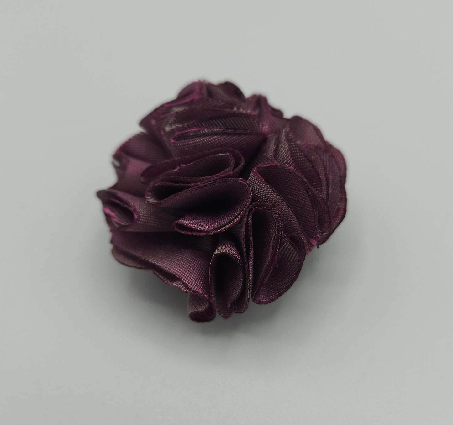 Broche aimantée couleur violet - en tissus taffeta upcyclé