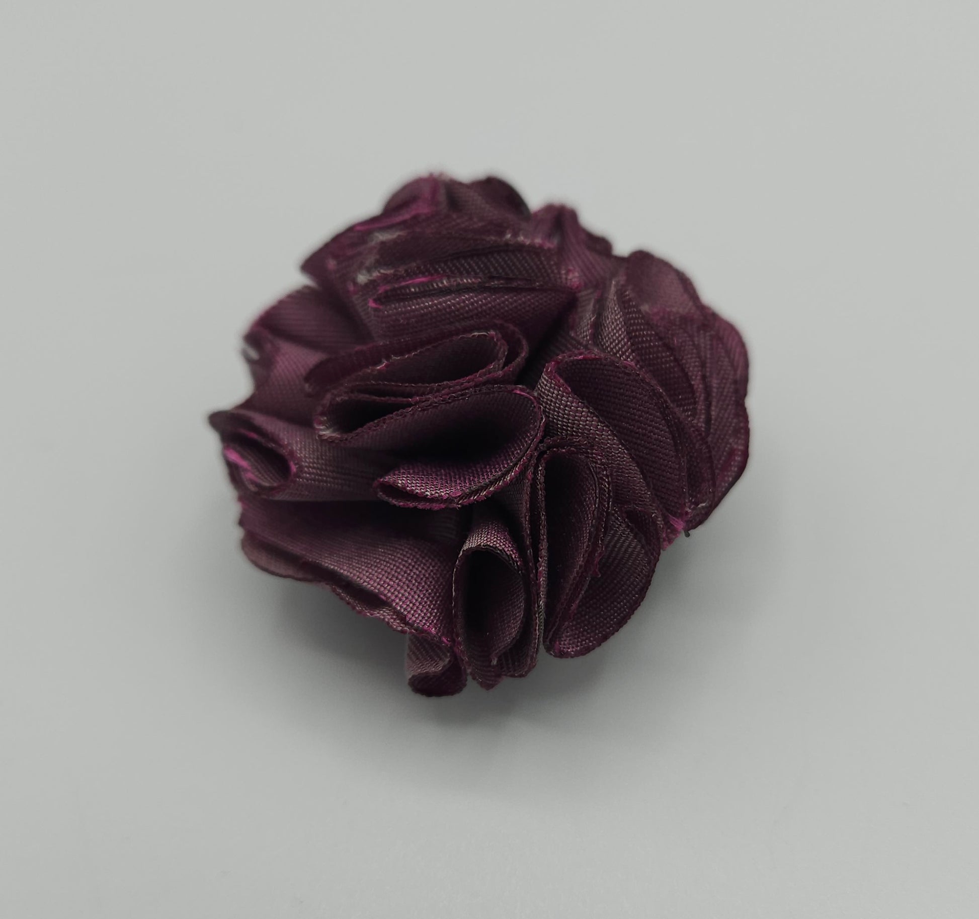 Broche aimantée couleur violet - en tissus taffeta upcyclé